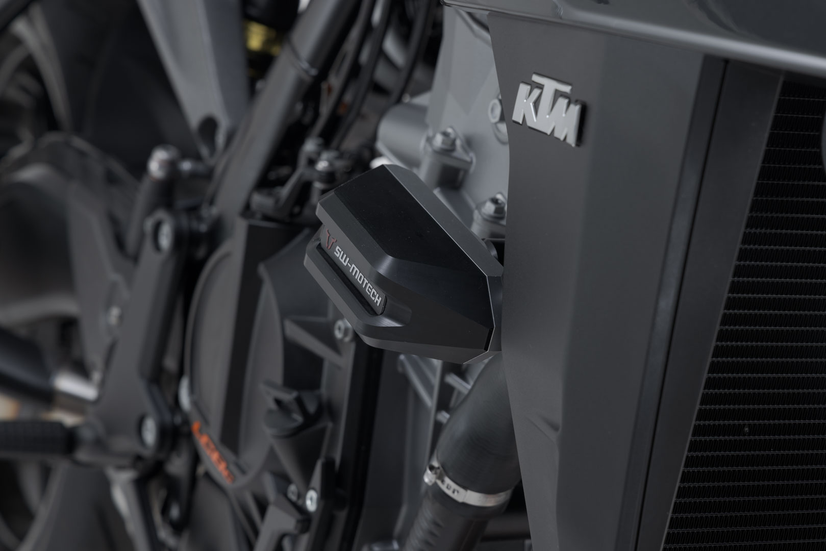 SW-Motech Frame slider kit - Svart. KTM 990 Duke (23-). Figur 2