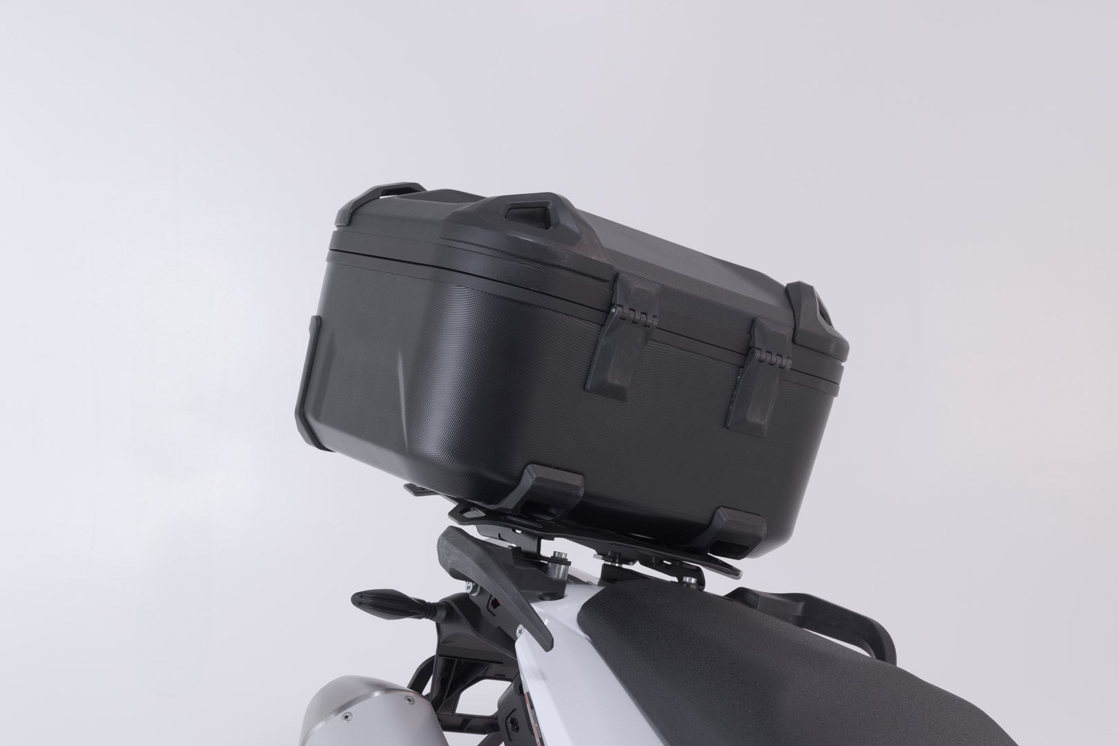 Side view of SW-Motech Adventure set DUSC with top case L - Black. KTM 790 Adv/R, 890 Adv/R, 890 SM T.