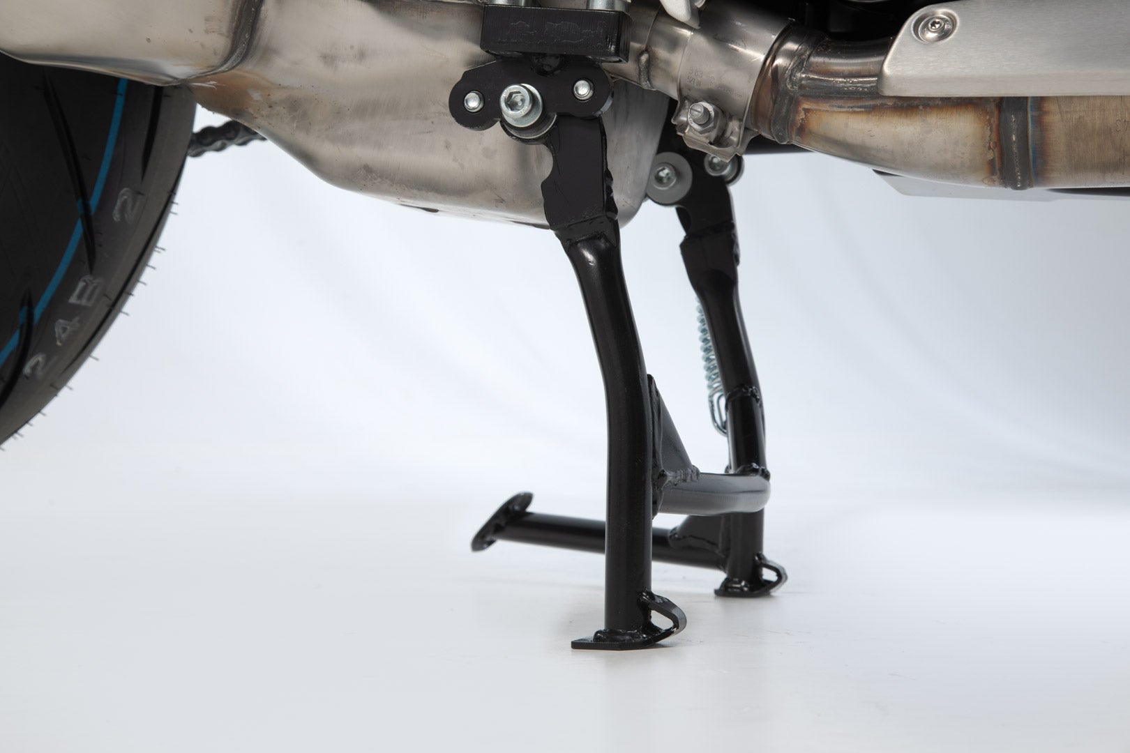 SW-Motech Centerstand - Preto. BMW F 900 R (19-) com bmw baixando. Figura 3