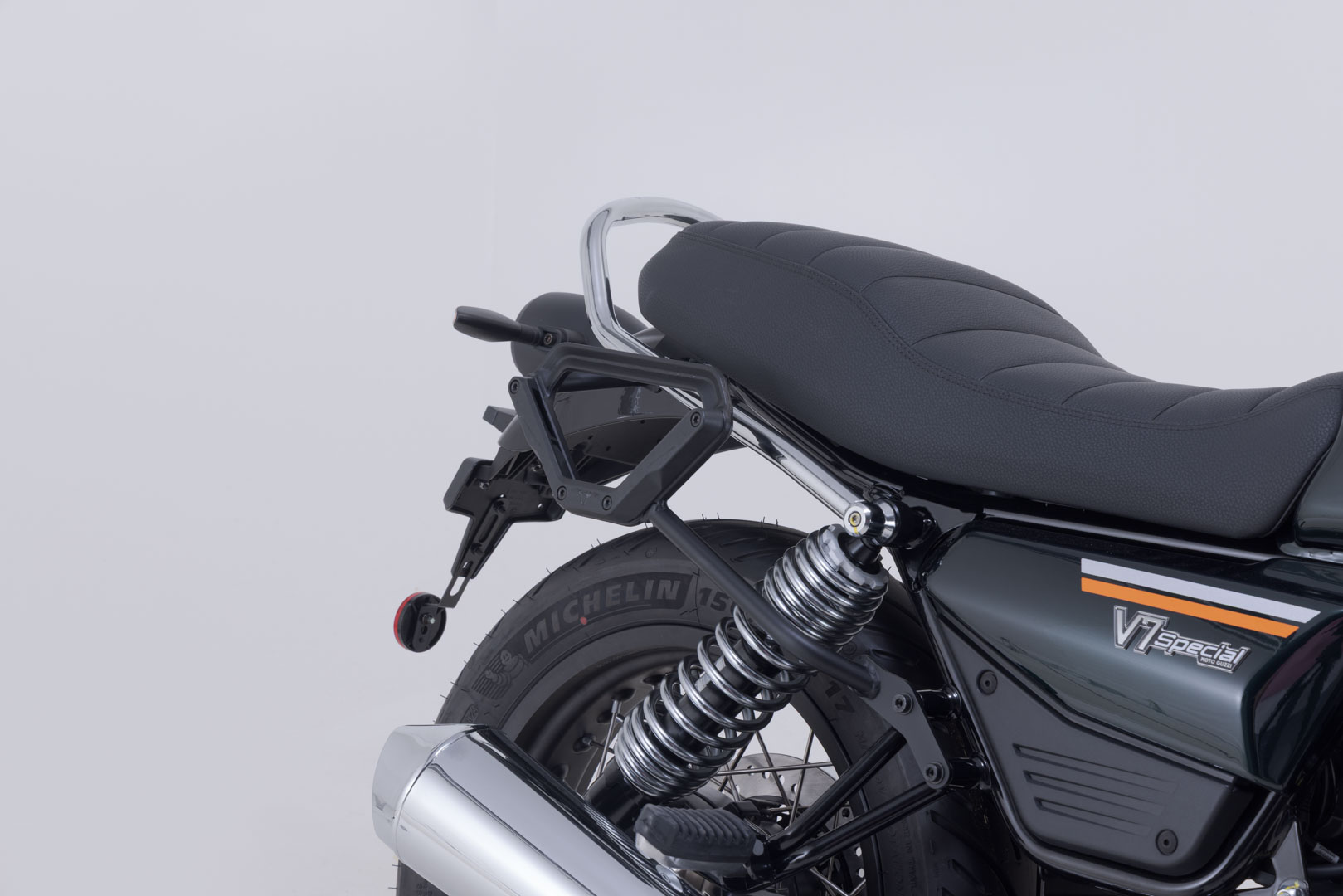 SW-Motech V-LOC Side Carrier höger – Moto Guzzi V7-modeller (20-). Figur 3