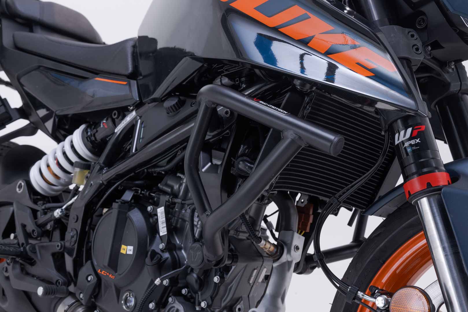 SW-Motech Crash bar - Negru. 125/390 Duke (23-), Svartpil/Vitpil 401. Figura 1