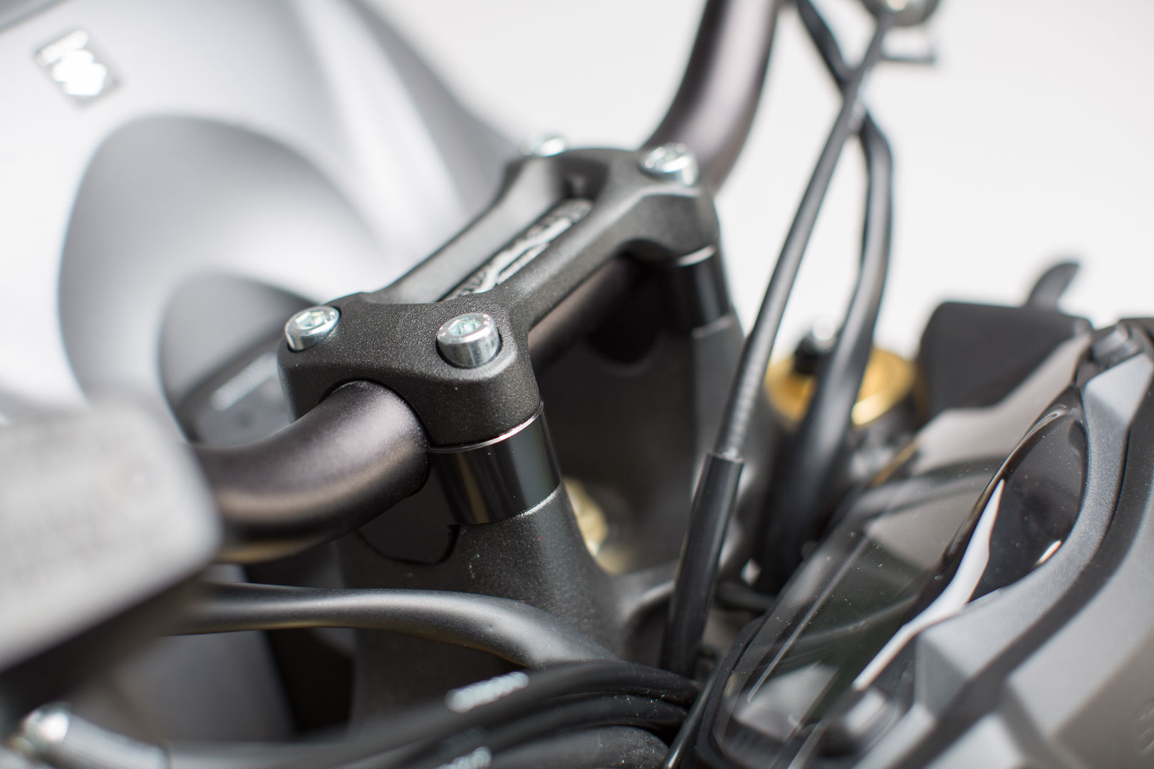 Ridicător de bară SW-Motech - H=20 mm. Negru. Suzuki GSX-S 1000/ F/ SK (15-). Figura 1