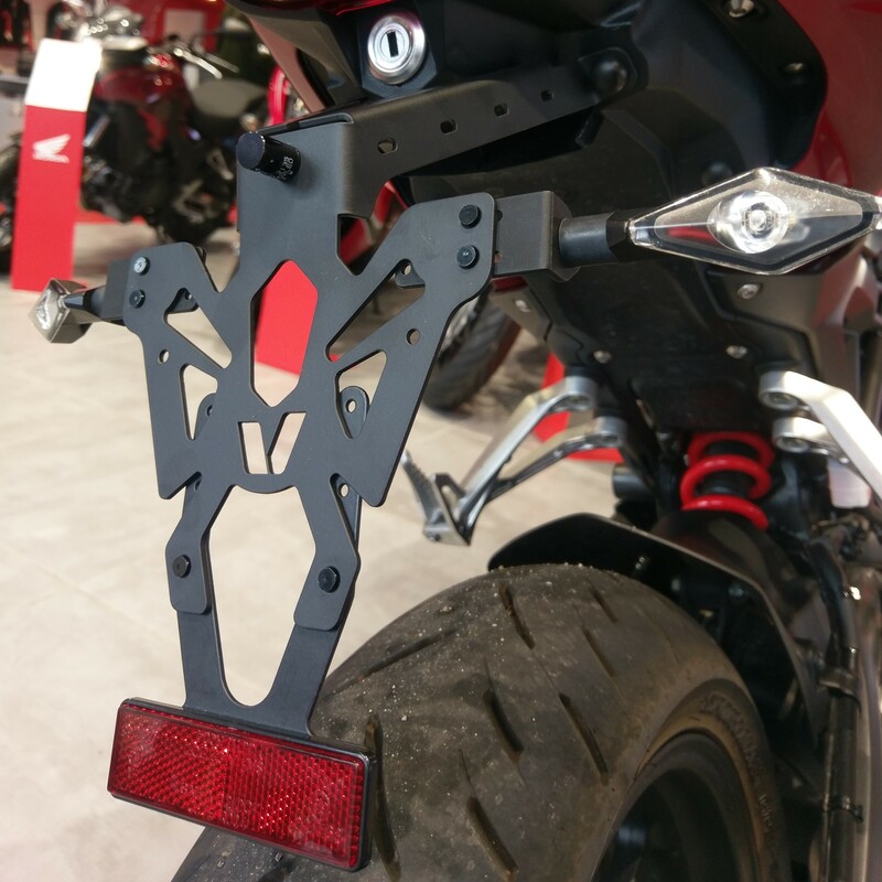 V-DELAR Svart Honda CB125R / 300R platthållare Figur 1