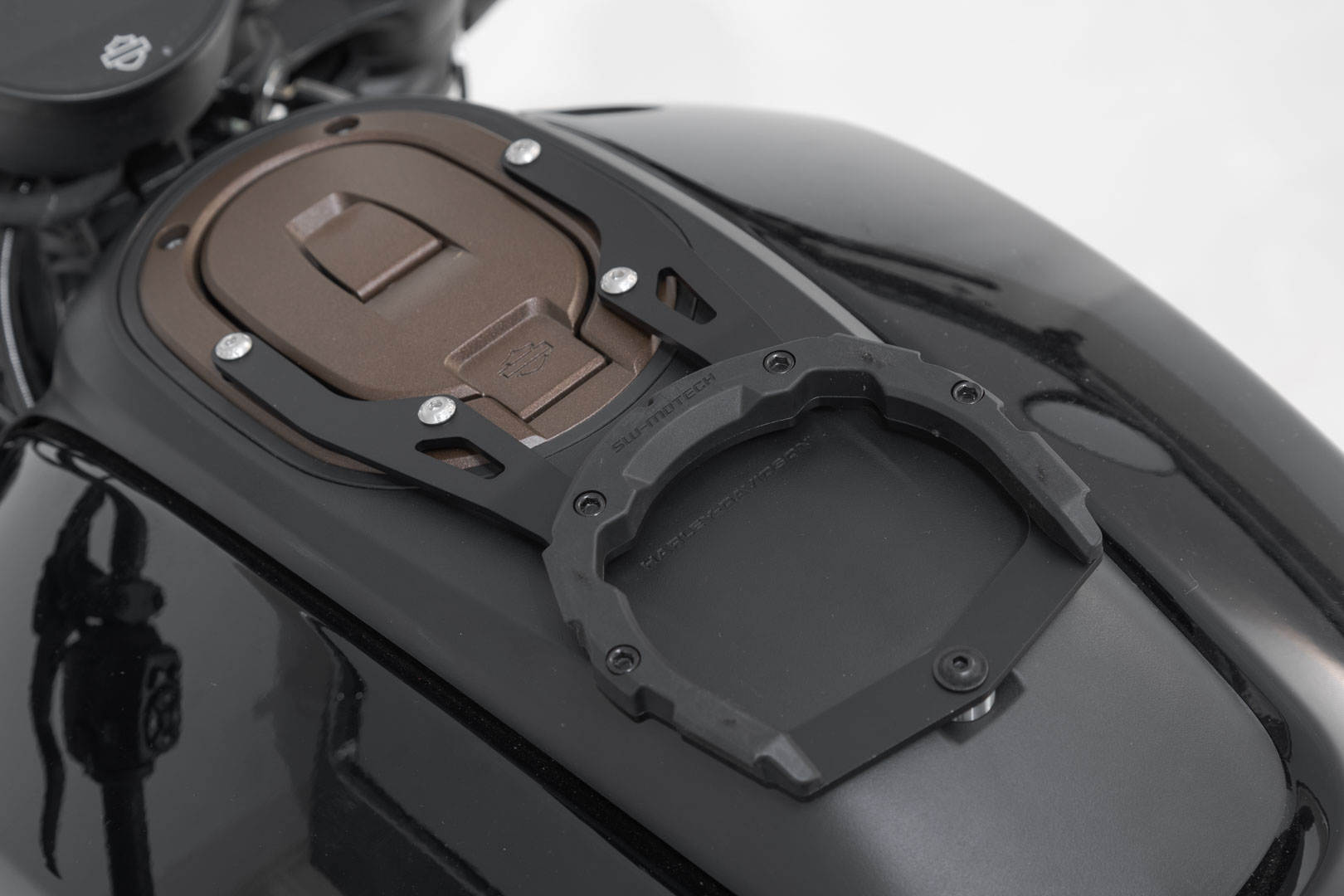 SW-Motech PRO tankring - Harley-Davidson Sportster S. Figur 2