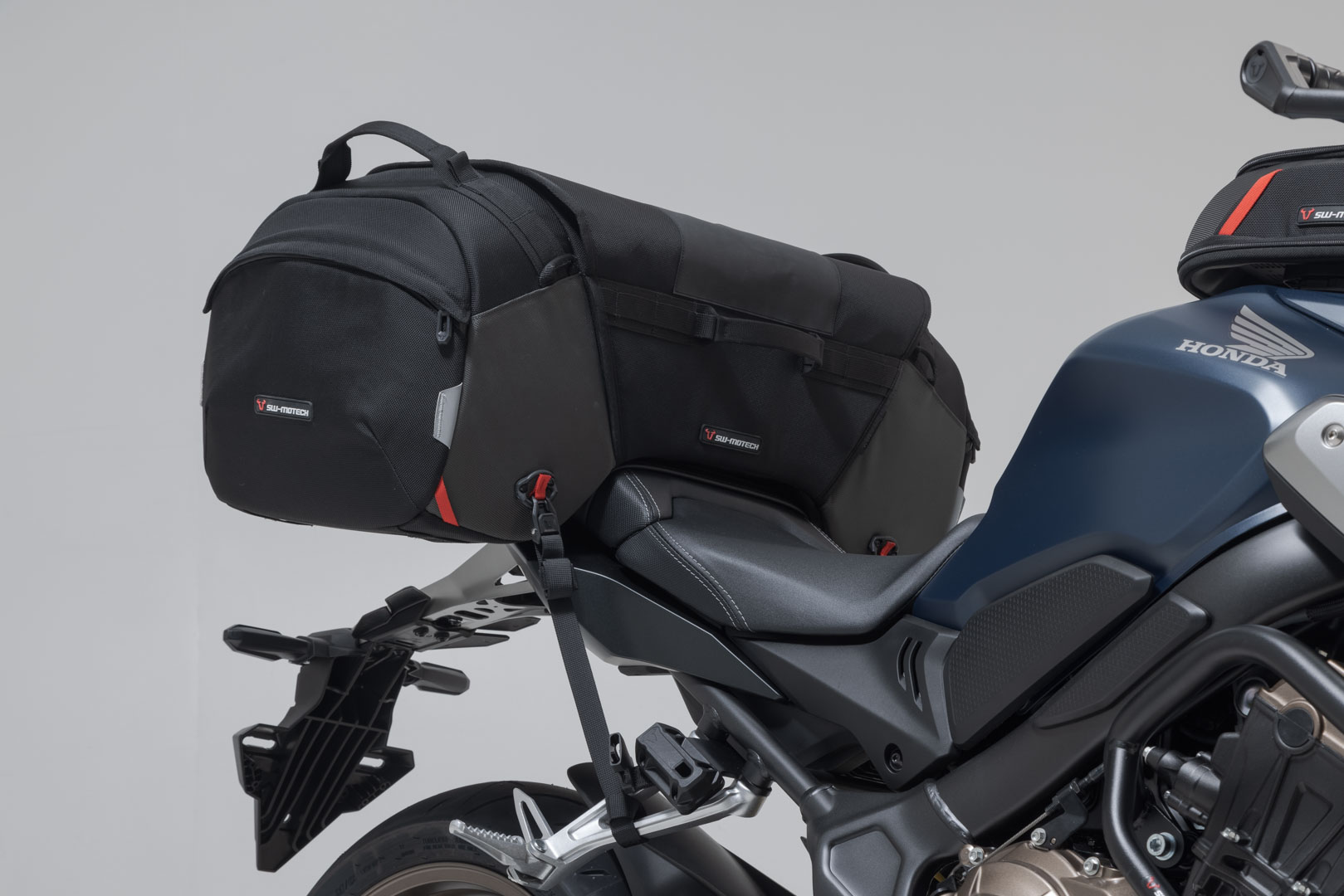 SW-Motech PRO Travelbag svansväska - 1680D Ballistisk Nylon. Svart/Antracit. 65 l. Figur 5