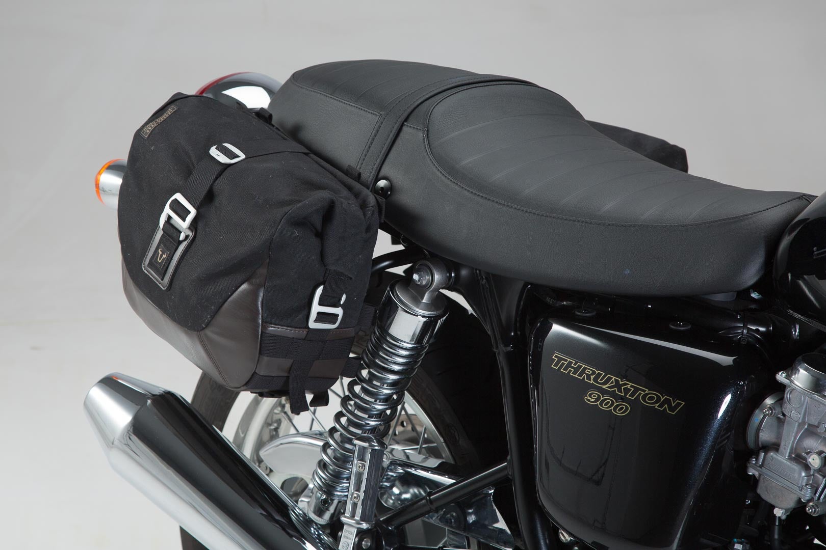 Side view of SW-Motech Legend Gear side bag system LC Black Edition - Triumph Thruxton 900 (04-15)/Bonneville SE(04-16).
