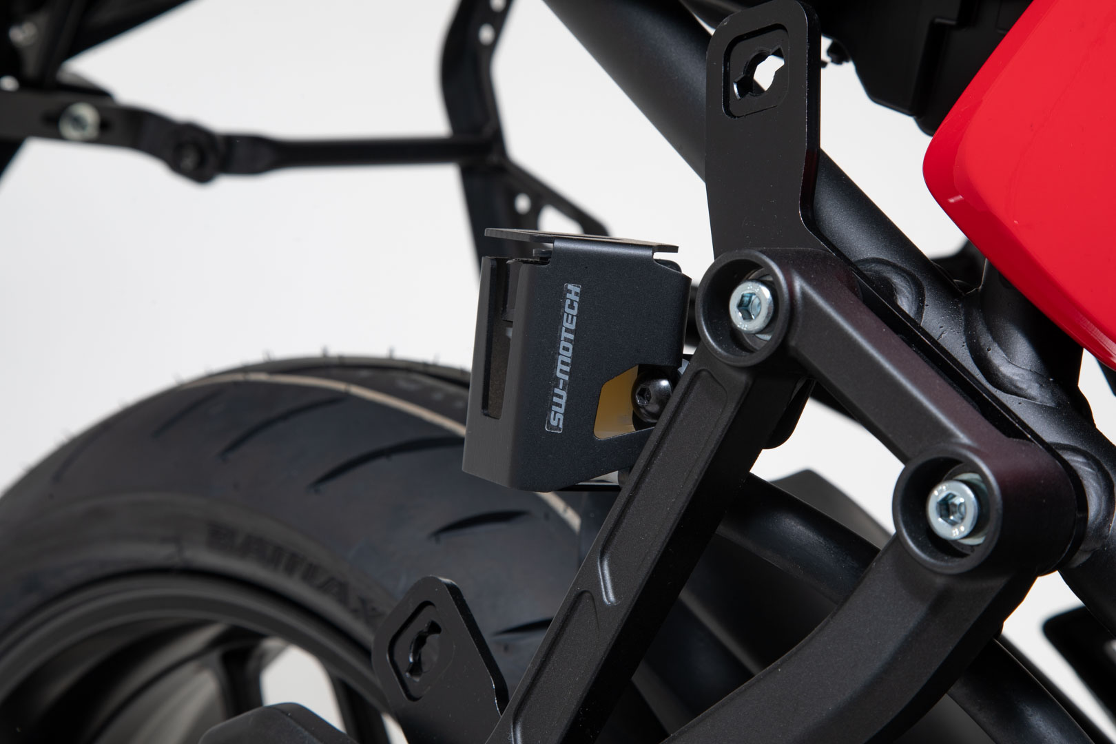 Protector de rezervor de lichid de frână SW-Motech - Negru. Yamaha Tracer 9 / GT (20-) / GT+ (22-). Figura 1