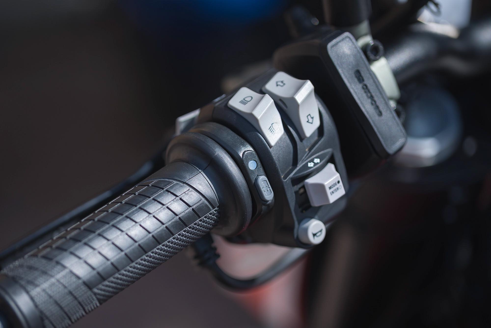 Oxford HotGrips Advanced Integrated Touring Heated Motorcycle Grips Figure 6