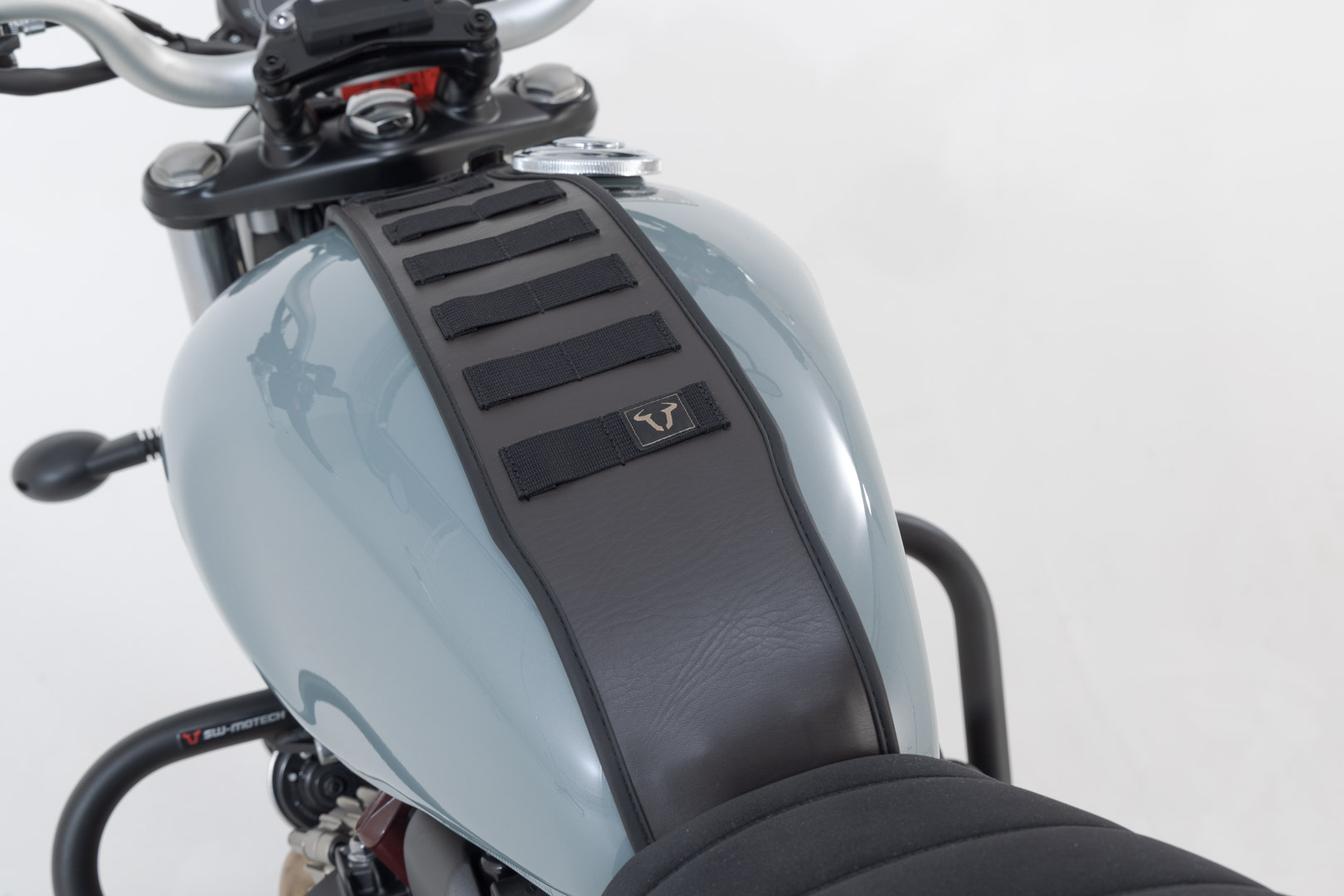 Cureaua rezervorului SW-Motech Legend Gear SLA - Modele Triumph. Figura 1
