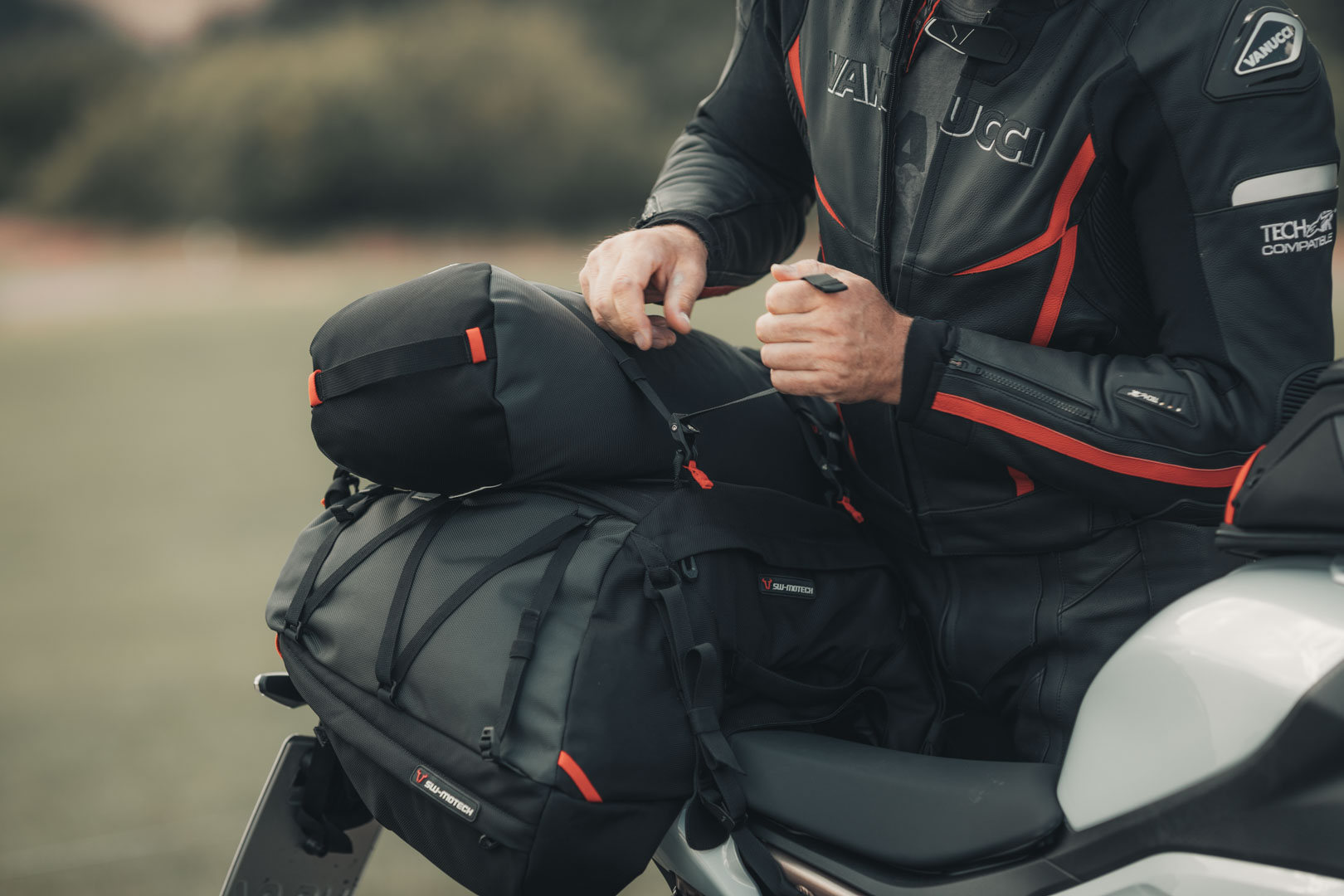 Sacul de coadă SW-Motech PRO Tentbag - 1680D Ballistic Nylon. Negru/Antracit. 18 l. Figura 3