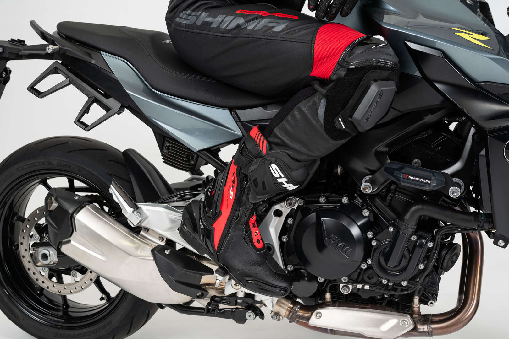 SHIMA Hyper RS perforated One Piece Motorcycle Leather Suit black/red 50 Figure 8