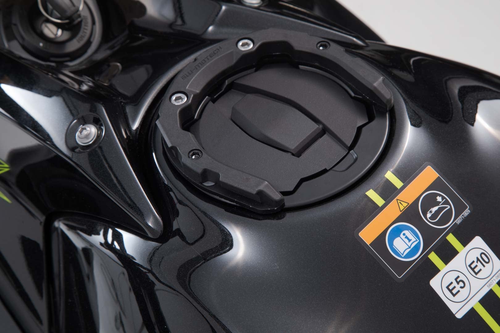 Tankový kroužek SW-Motech PRO - černý. Kawasaki Z650 / Ninja 650 (16-22). Obrázek 3