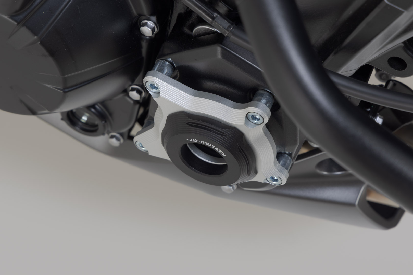 Protector pentru carcasa motorului SW-Motech - Negru/Argintiu. Modele Kawasaki Z900 (16-). Figura 4