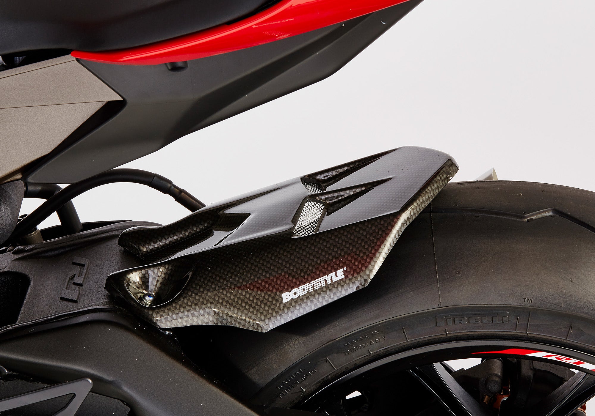 BODYSTYLE spate hugger ABS plastic aspect carbon Figura 1