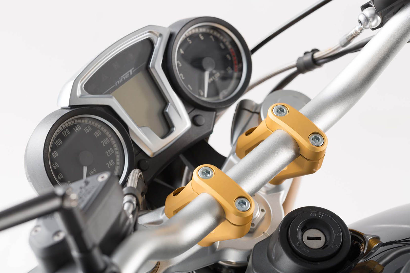 Spatele barei SW-Motech - H=20 mm. Spate 30 mm. Auriu. BMW R nineT. Figura 1