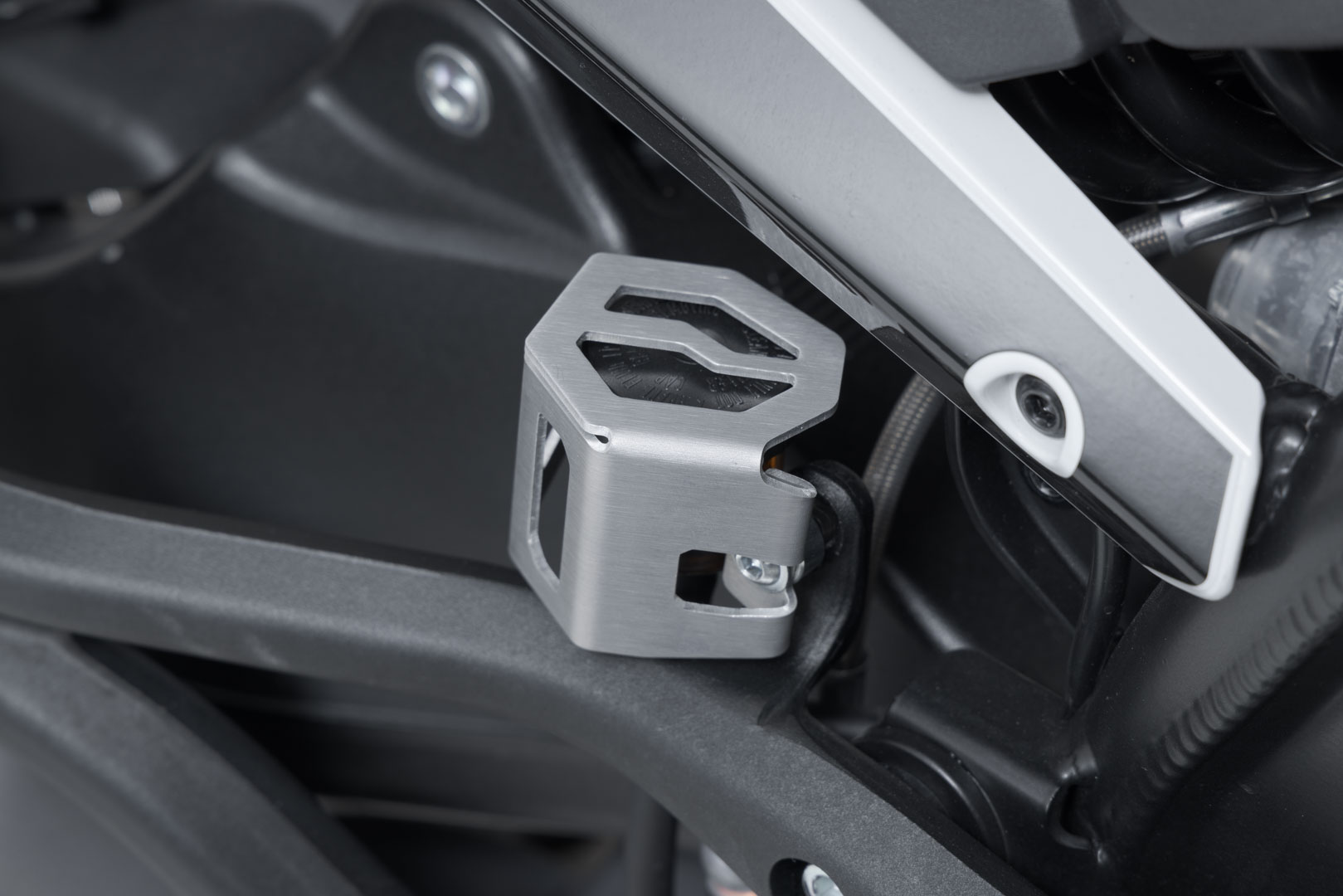 Protecția rezervorului de lichid de frână SW-Motech - Argintiu. Modele BMW / Ducati / KTM / Husqvarna. Figura 3