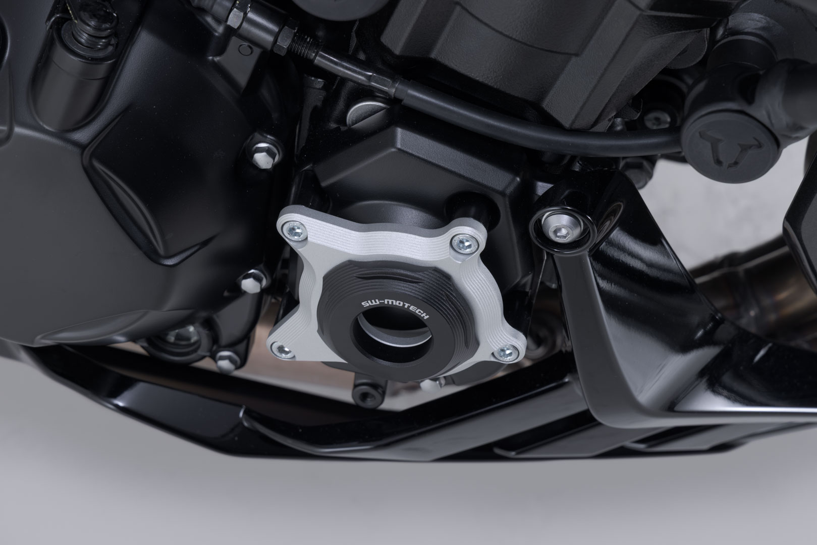 SW-Motech motorskydd – svart/silver. Kawasaki Z1100 (25-). Figur 4