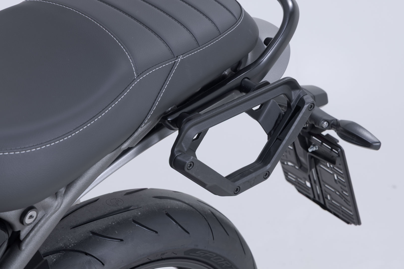 SW-Motech V-LOC sidobärare vänster – Triumph Speed 400/ Scrambler 400 X (23-). Figur 4