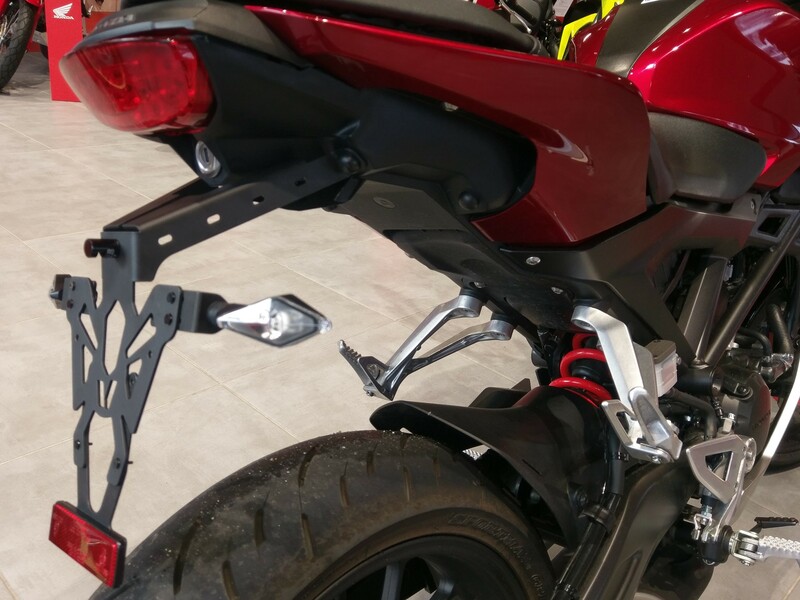 V-DELAR Svart Honda CB125R / 300R platthållare Figur 6