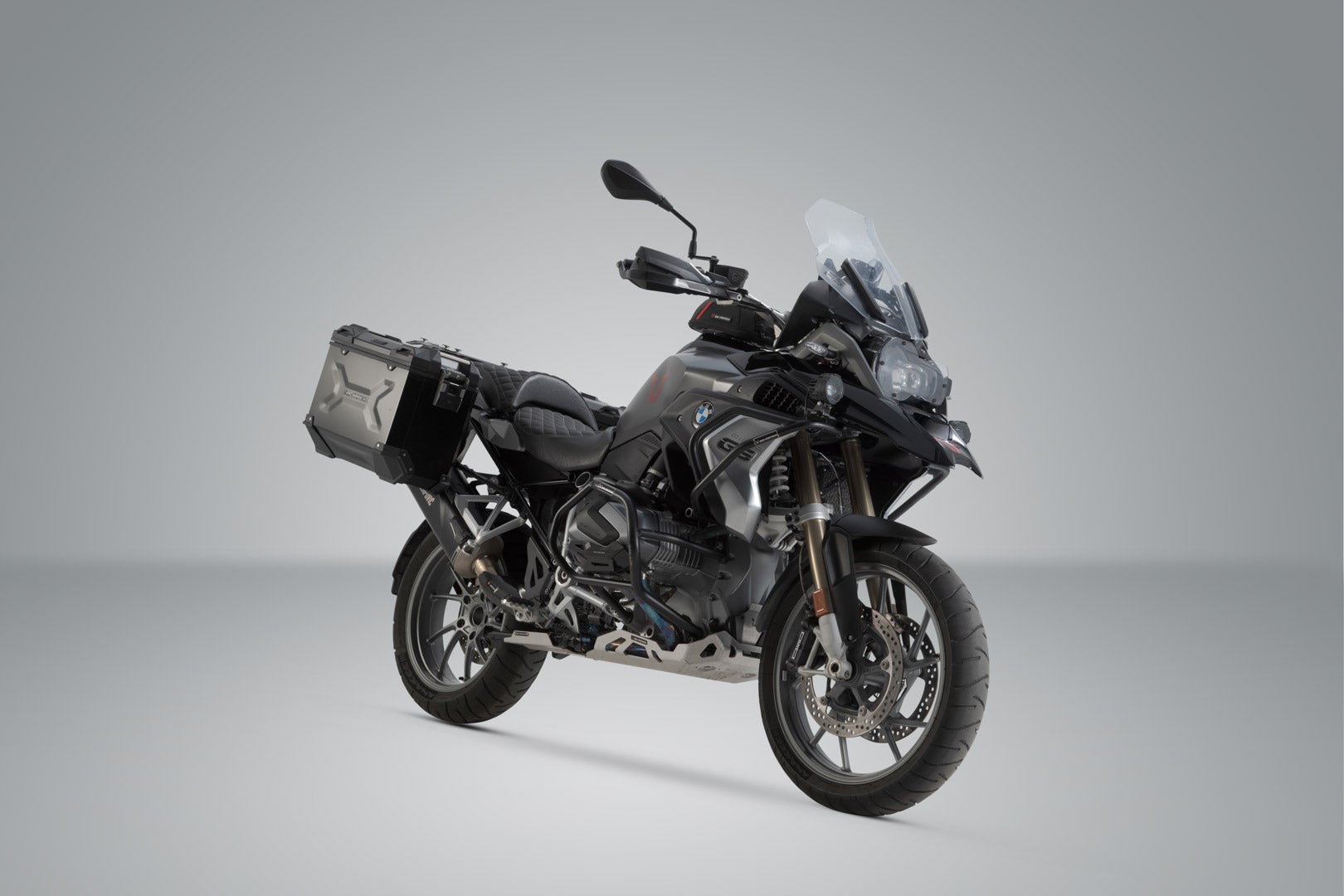 Sistema de caixa de alumínio SW-Motech TRAX ADV + Akrapovic - Preto. 45/37 l. BMW R 1250 GS/Adv/Rallye (18-). Figura 2