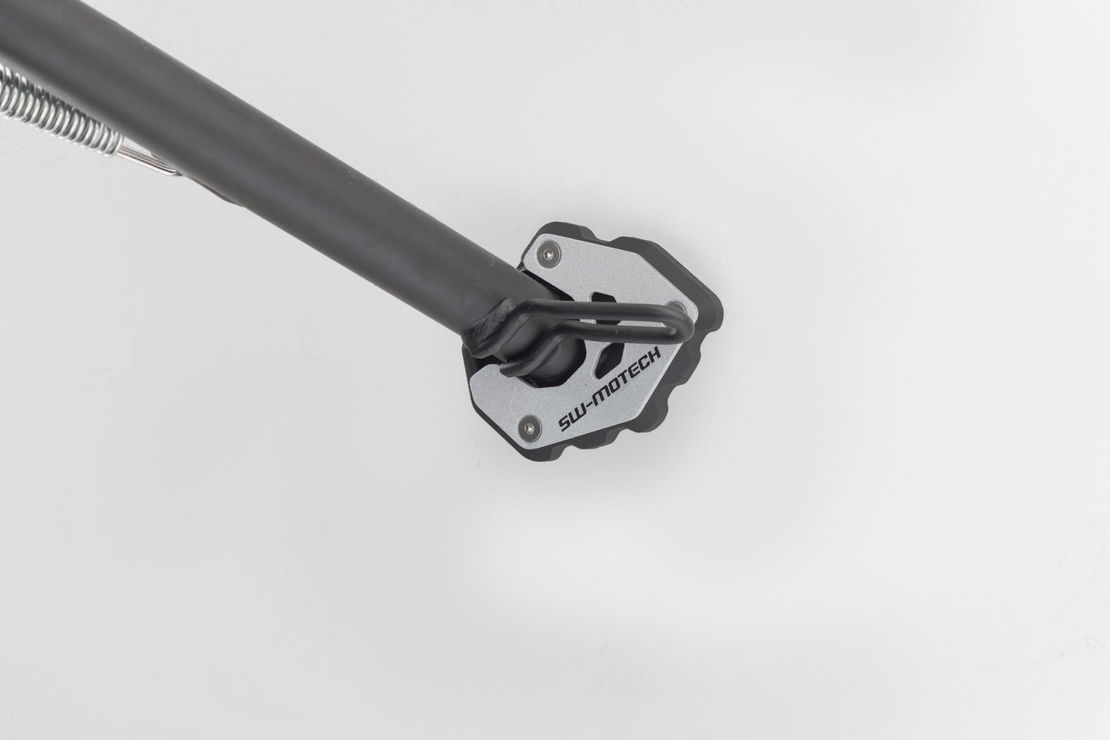 SW-Motech prodloužení pro boční stojan - černé/stříbrné. Trident 660 (24-) / 800 (25-). Obrázek 1