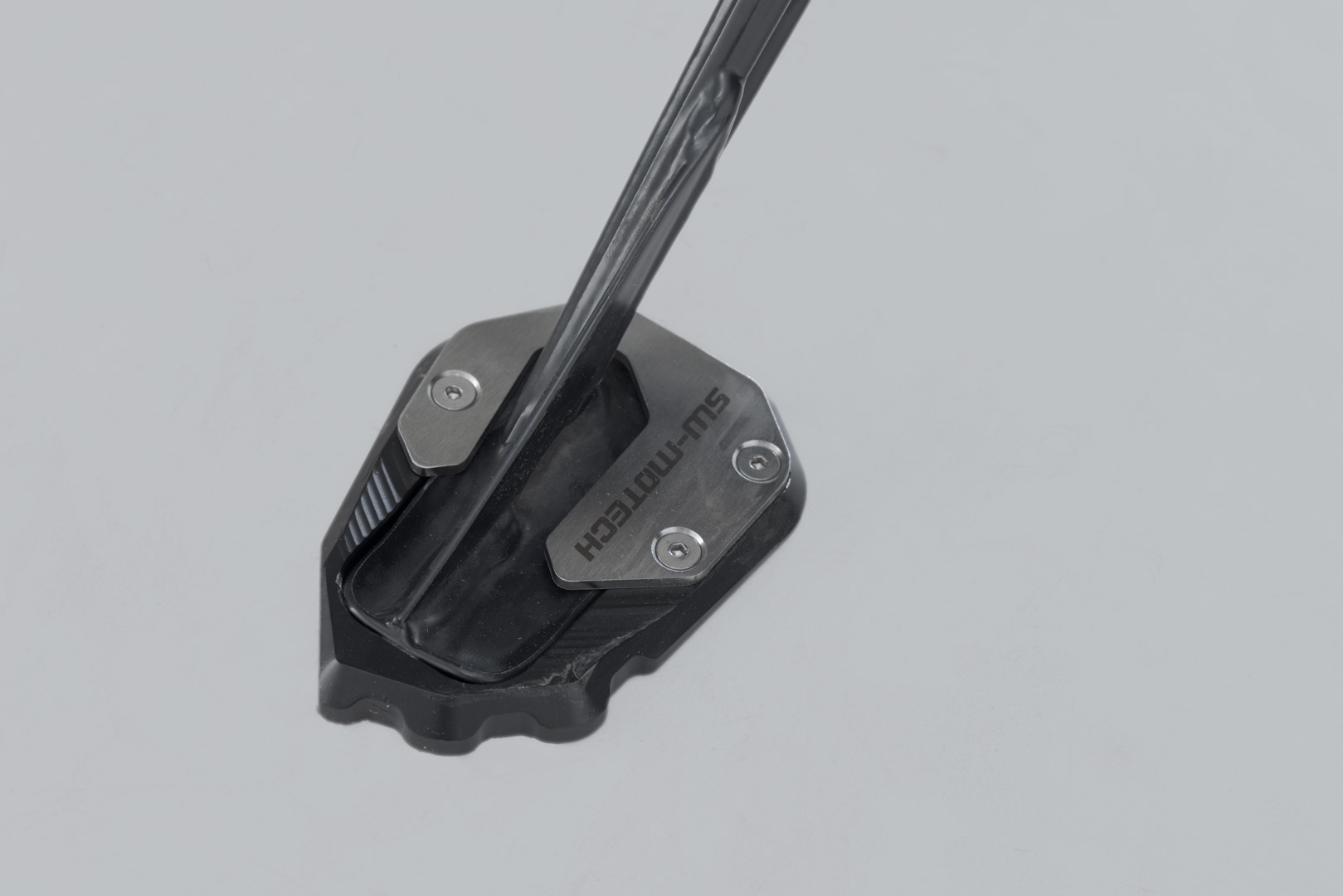 Extensie SW-Motech pentru piciorul lateral - Negru/argintiu. Harley-Dav Pan America (21-). Figura 1