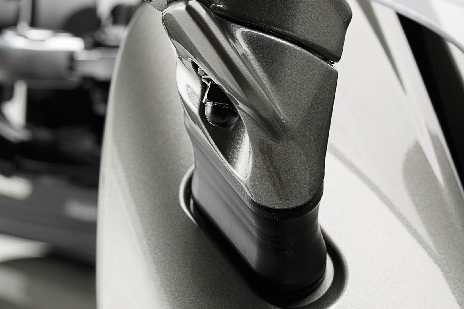 Extensia oglinzii SW-Motech - Profil. Negru. Yamaha FJR1300 (06-). Figura 2