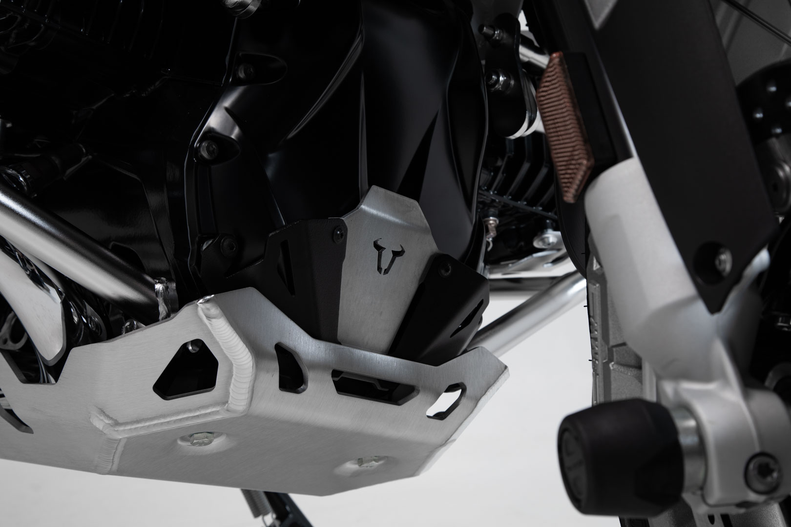Extensie SW-Motech pentru protecția motorului - Negru/argintiu. BMW R1200 (12-18), R1250 (18-). Figura 1