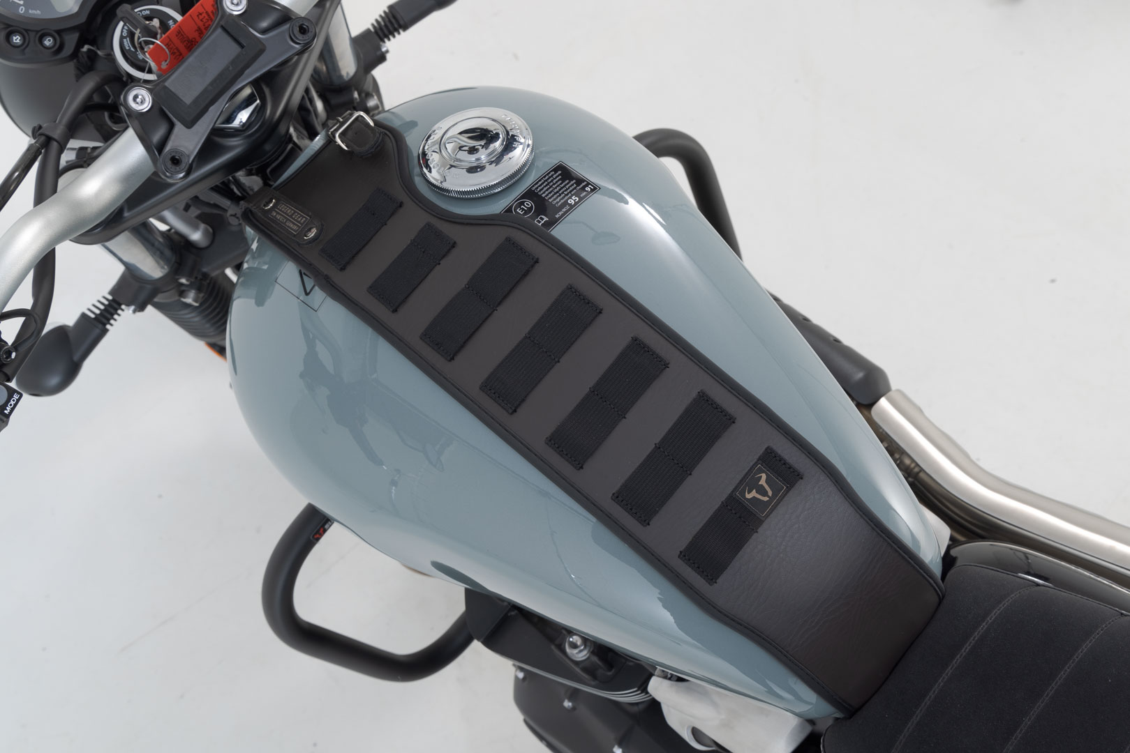 Cureaua rezervorului SW-Motech Legend Gear SLA - Modele Triumph. Figura 4