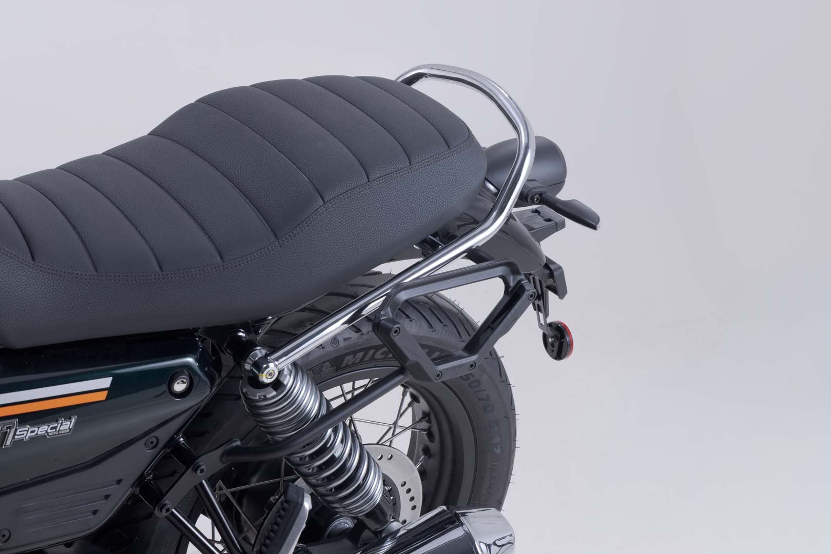 SW-Motech V-LOC Side Carrier vänster – Moto Guzzi V7-modeller (20-). Figur 3