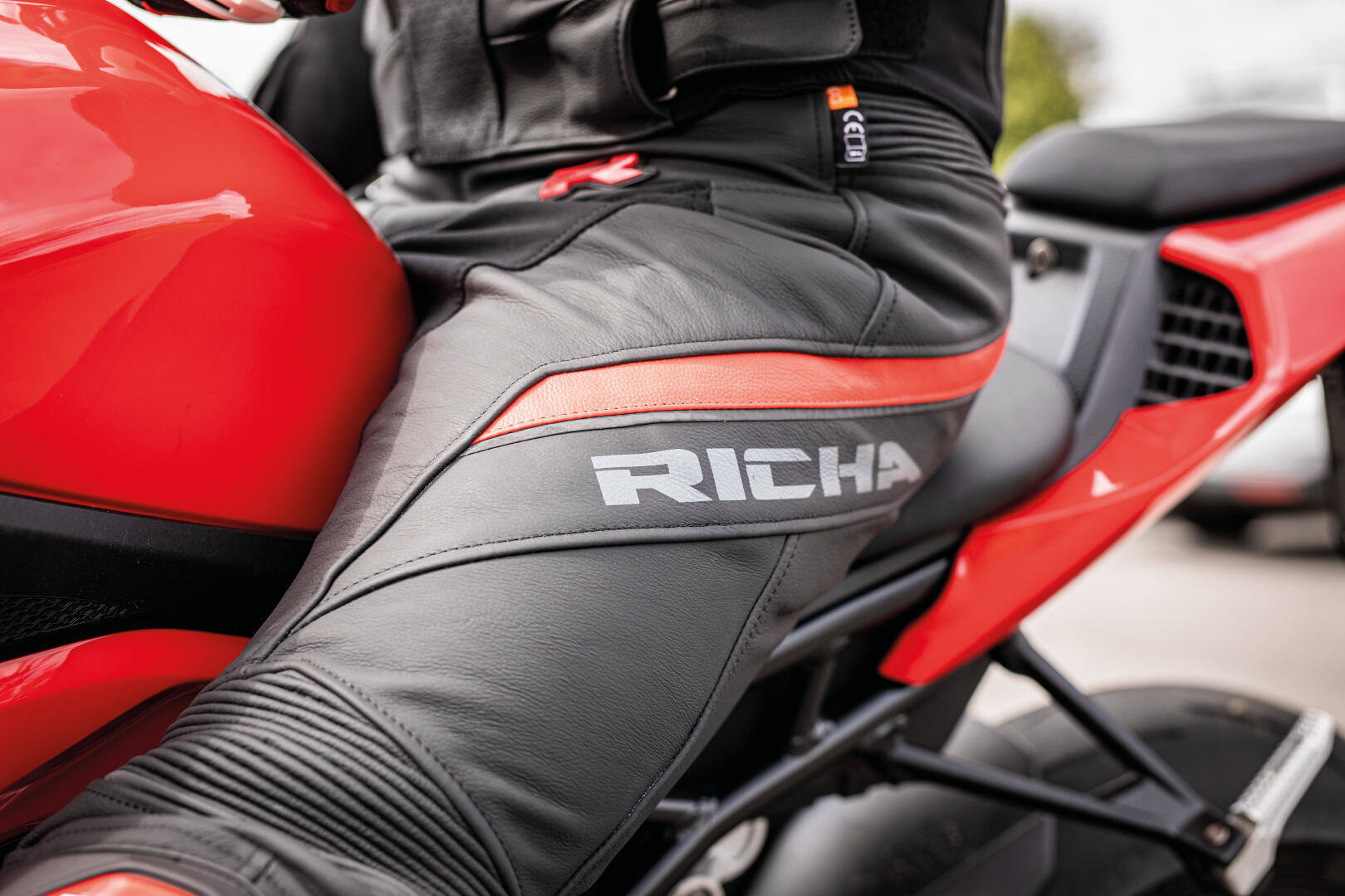 Richa Viper 2 Street perforerede motorcykel læderbukser sort/rød 60 Figur 4