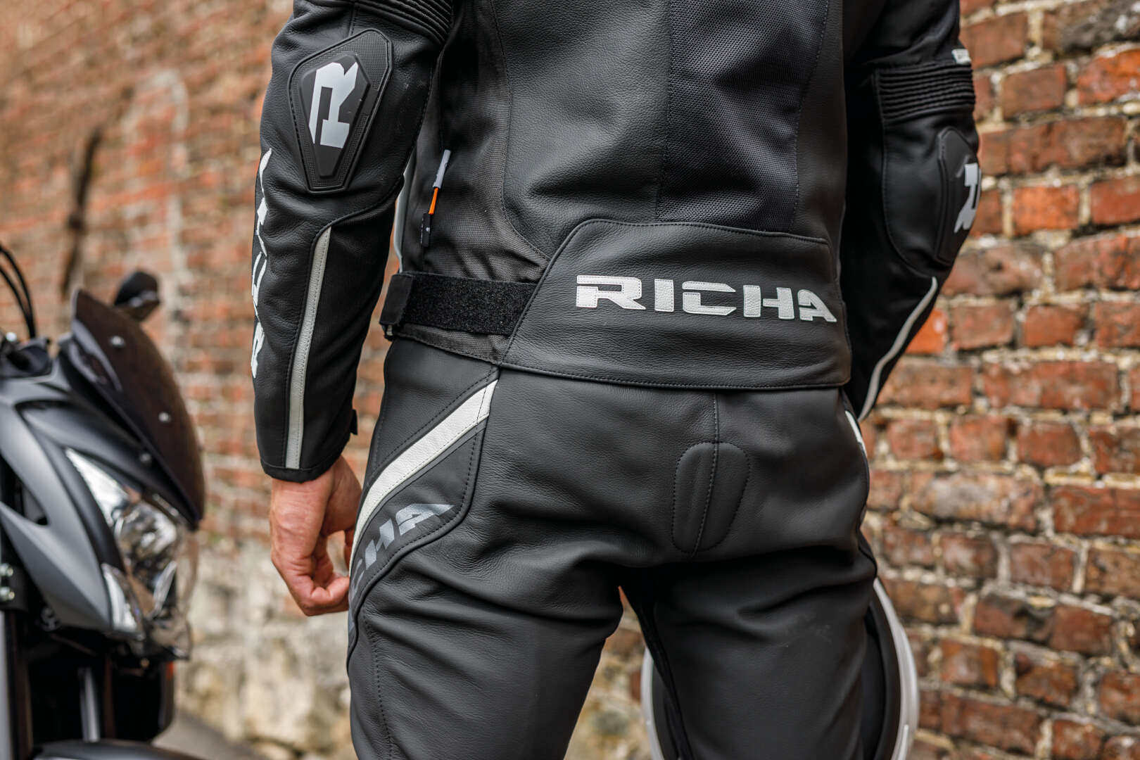 Richa Viper 2 Street perforated Motorcycle Leather Pants black/white 48 Figure 4