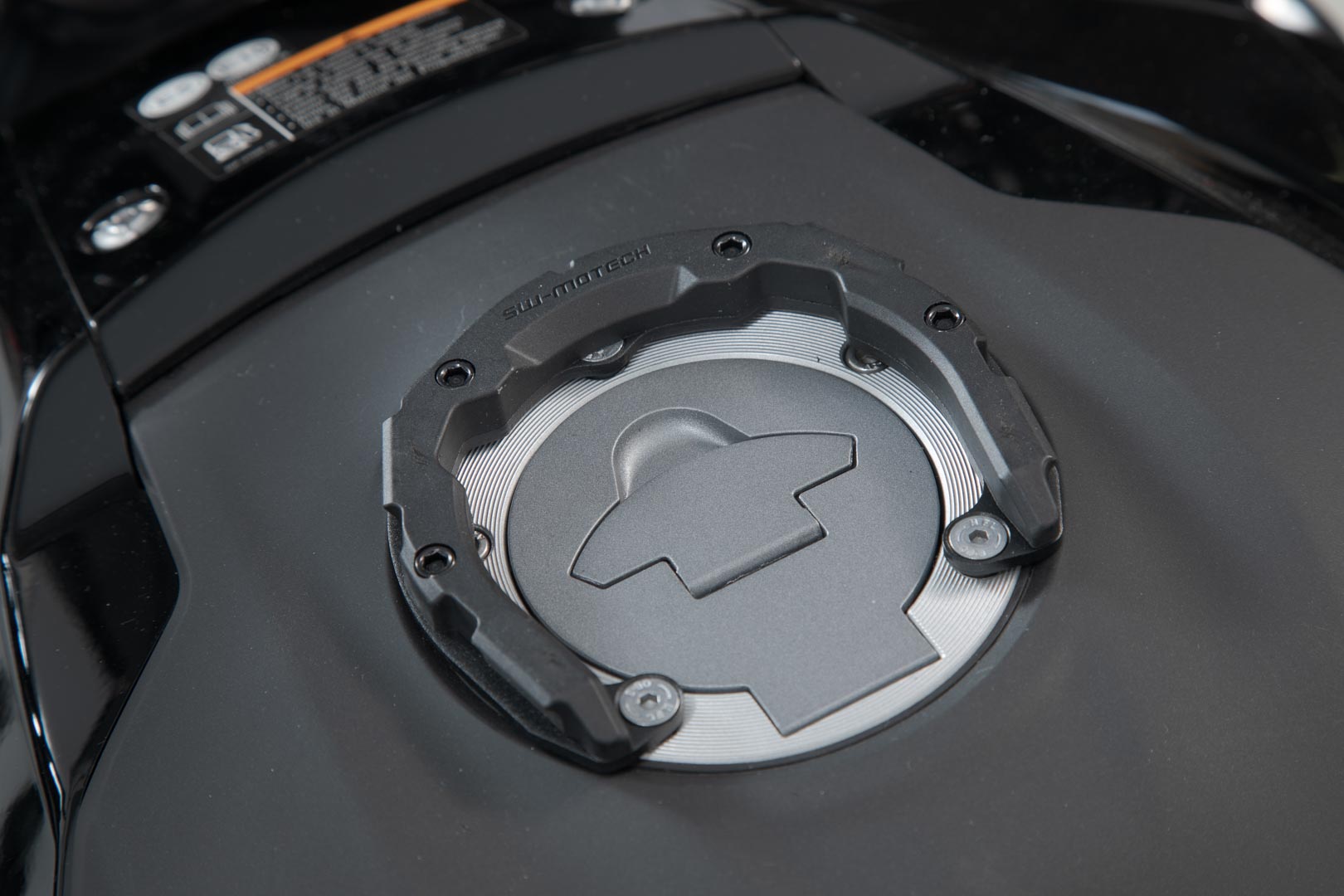 Inelul pentru rezervor SW-Motech PRO - Negru. Yamaha MT-03 ABS (20-). Figura 2