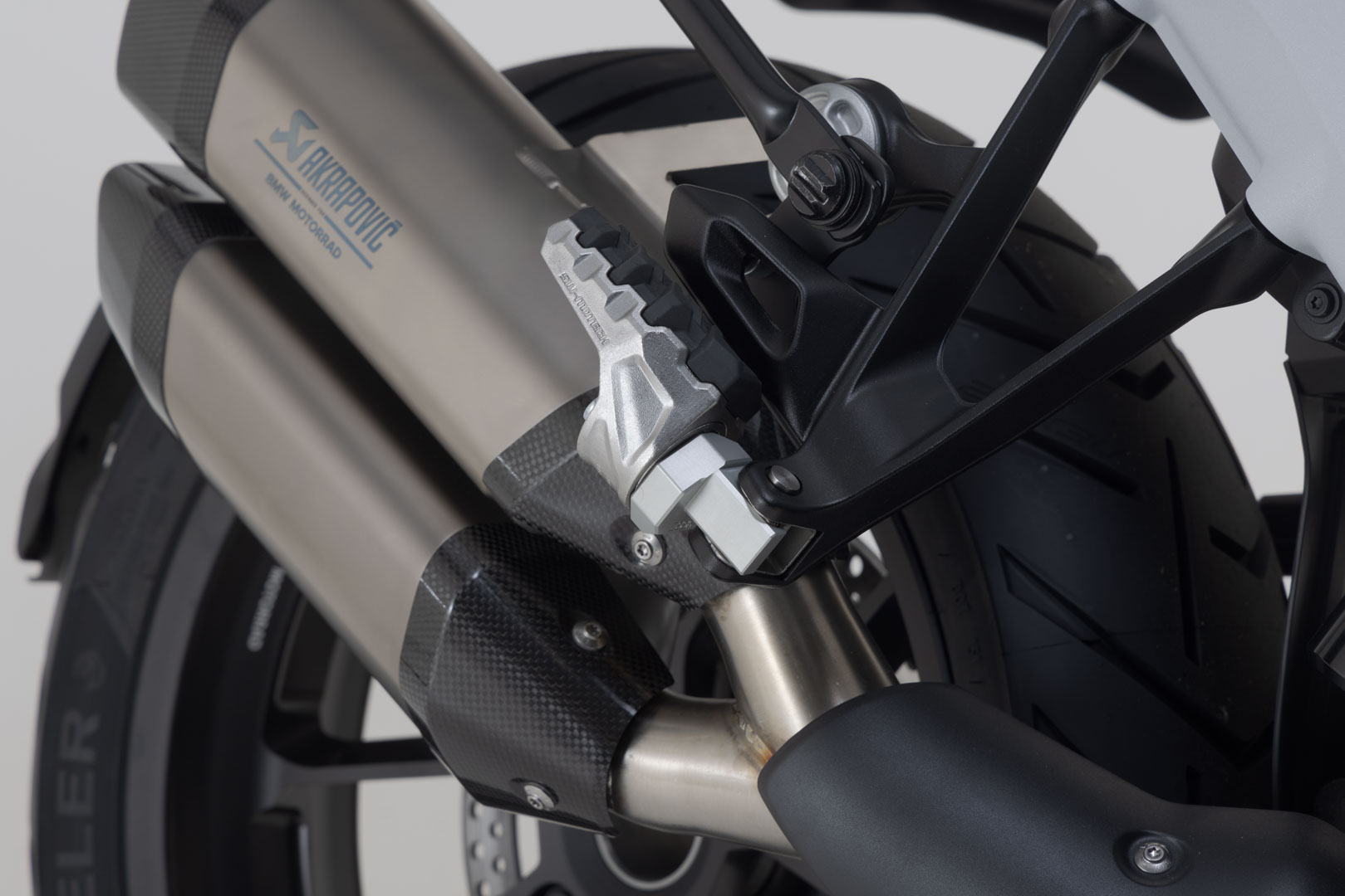 SW-Motech EVO fotstödssats för passagerare - Harley-Davidson Pan America (21-), BMW R 1300 GS. Figur 2