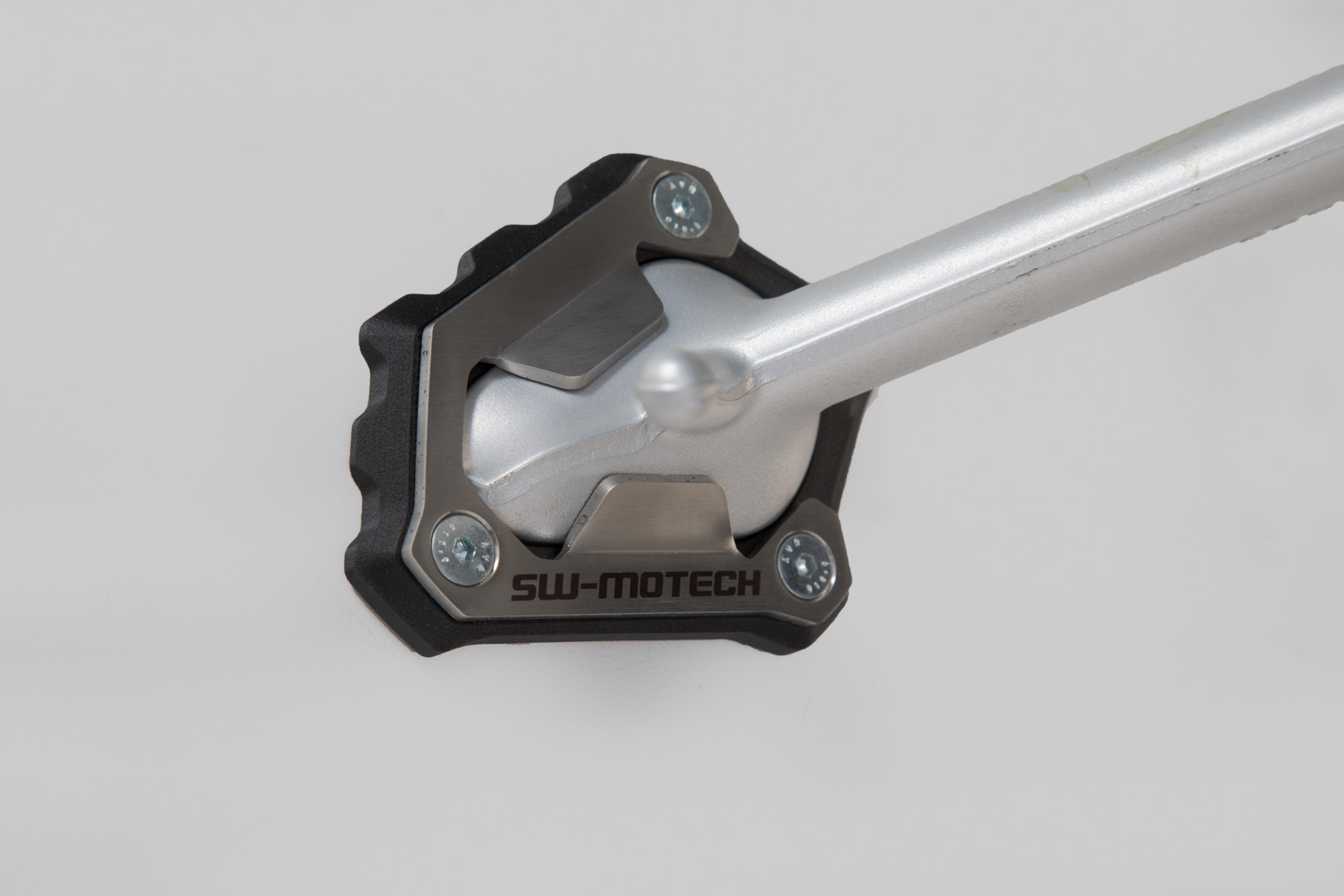 Extensie SW-Motech pentru piciorul lateral - Negru/argintiu. Modelele Triumph 1200 (18-). Figura 1