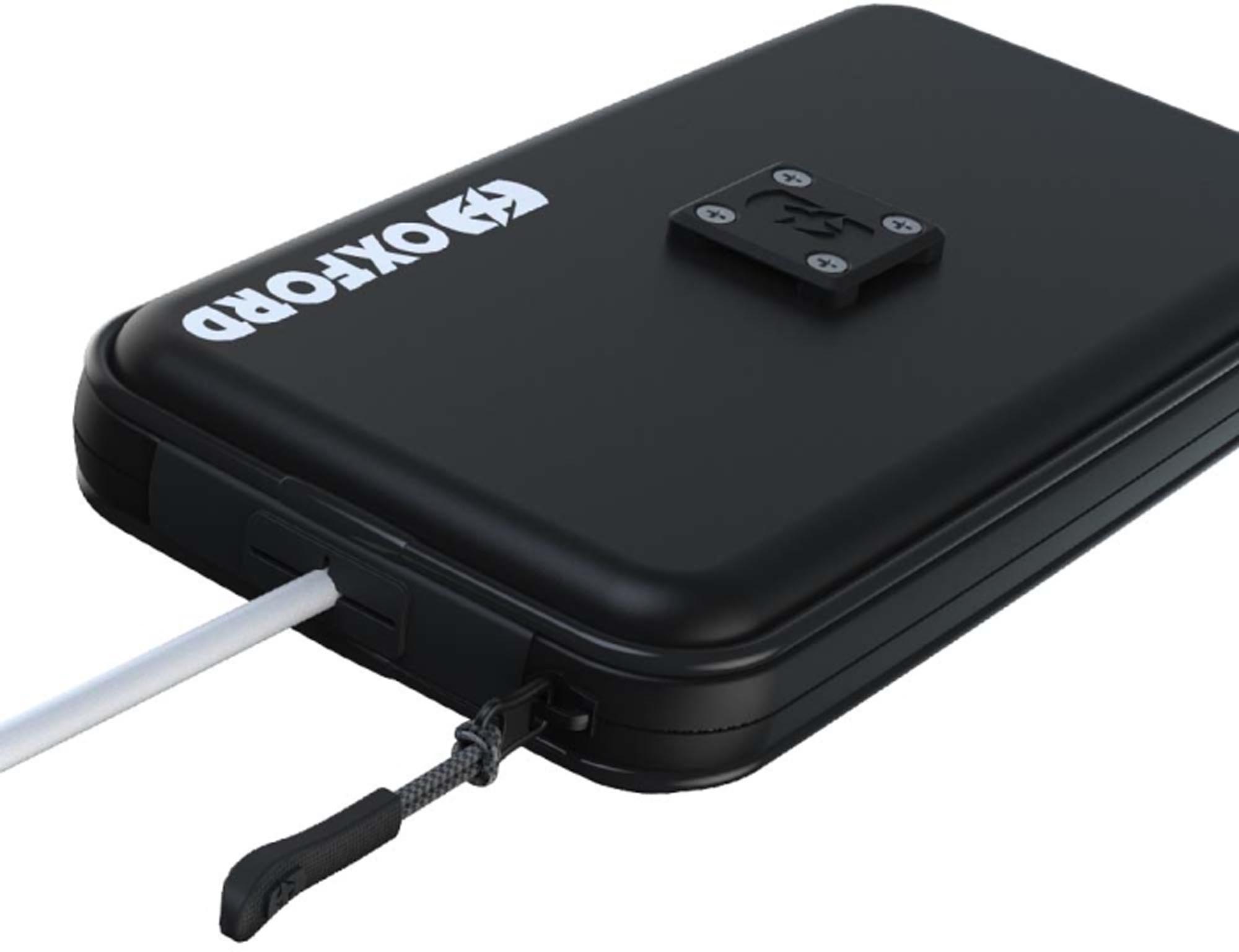 Side view of Oxford CLIQR Universal Phone Case