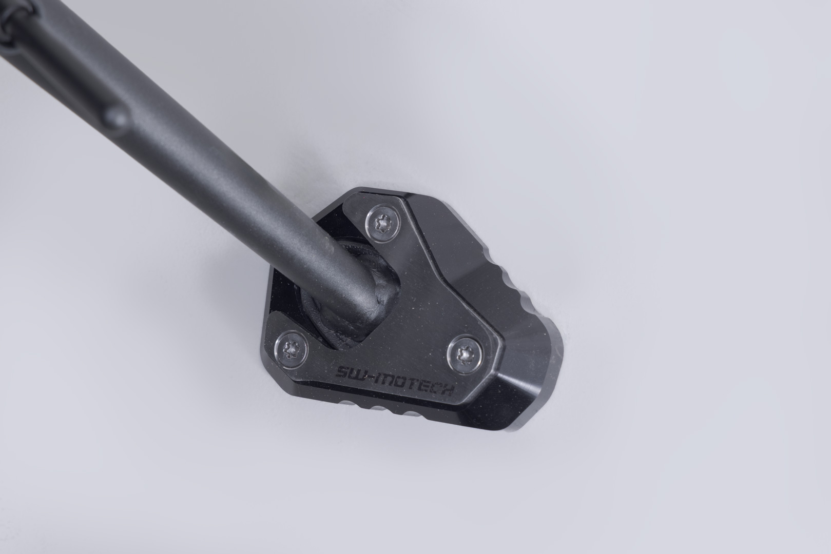 Extensie SW-Motech pentru piciorul lateral - Negru/argintiu. Versurile 1000 (14-) / 1100 (24-). Figura 1