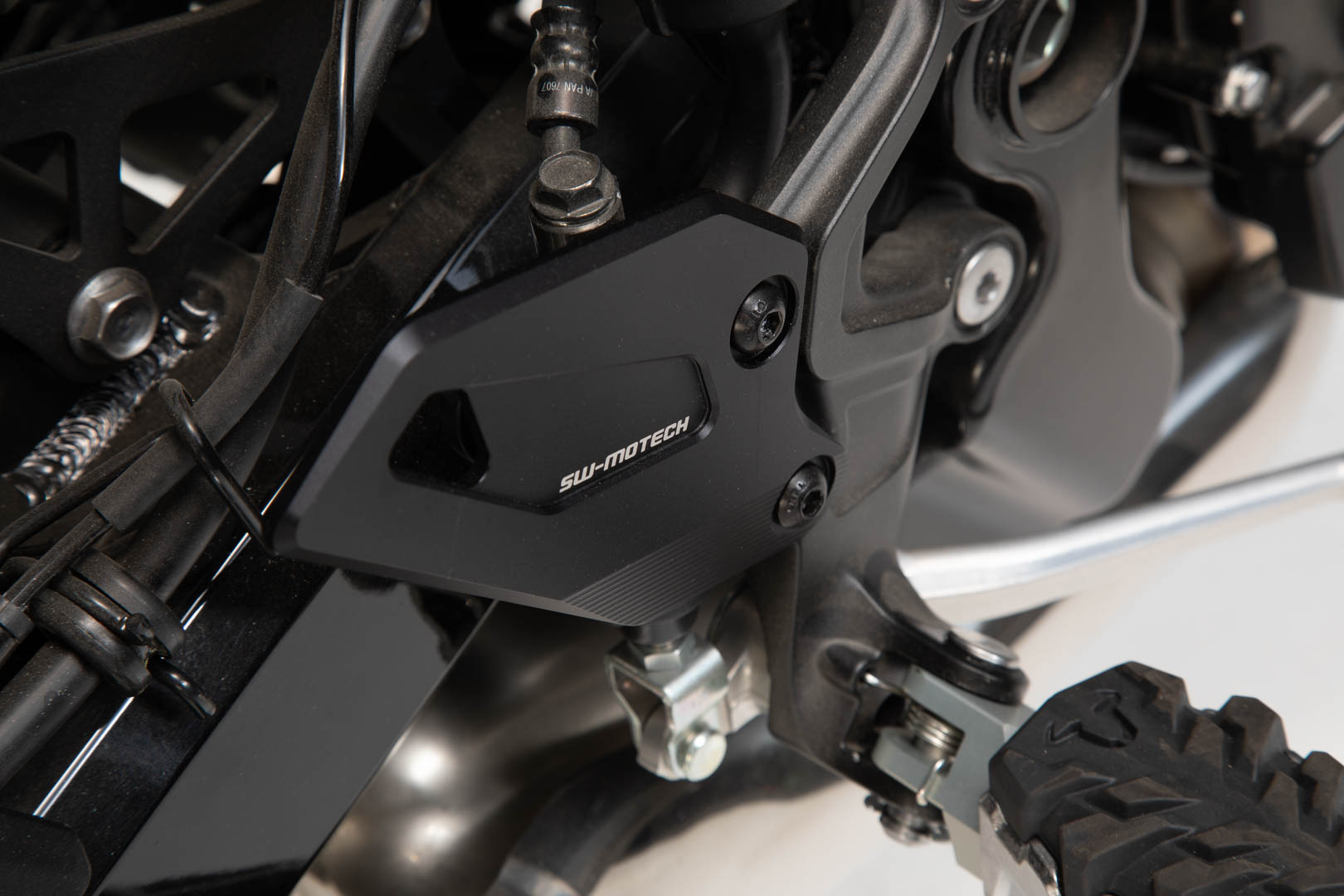 SW-Motech Heel guard - Negru. Kawasaki Z900RS/ Cafenea / SE (17-). Figura 2