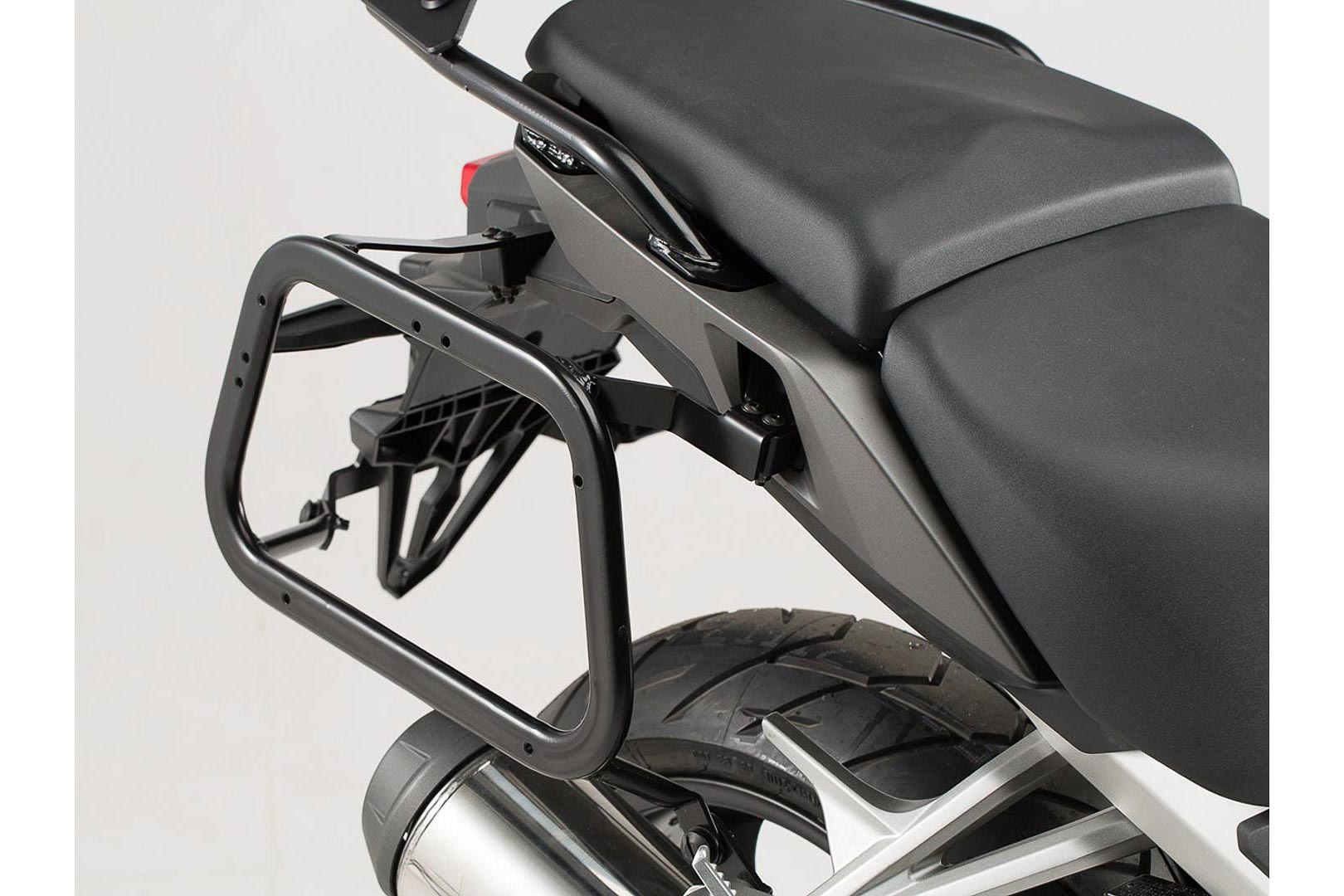 Sistem de carcasă din aluminiu SW-Motech TRAX ADV - Argintiu. 37/37 l. Honda VFR800X Crossrunner (15-). Figura 4