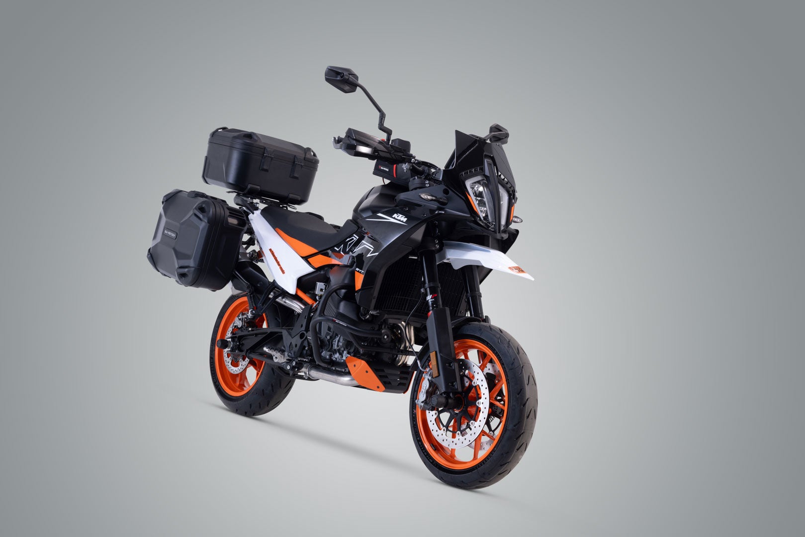 Side view of SW-Motech Adventure set DUSC with top case L - Black. KTM 790 Adv/R, 890 Adv/R, 890 SM T.