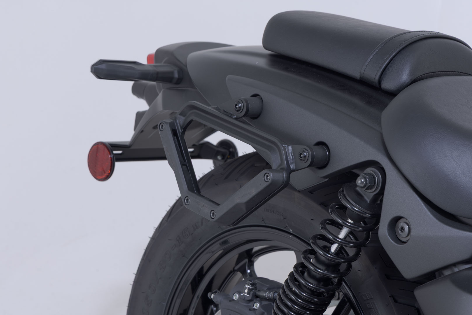 SW-Motech V-LOCサイドキャリア右 - カワサキ・エリミネーター500(23-)。 図4