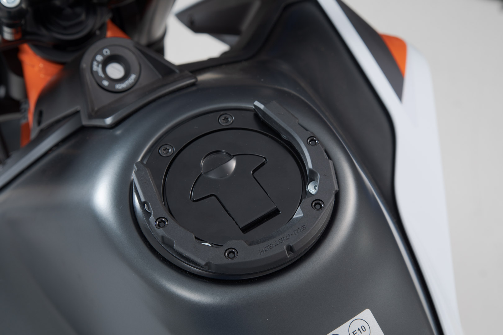 SW-Motech PRO tankring - Svart. Hertig 125 / 390 / 790 / 890, RC 125. Figur 2