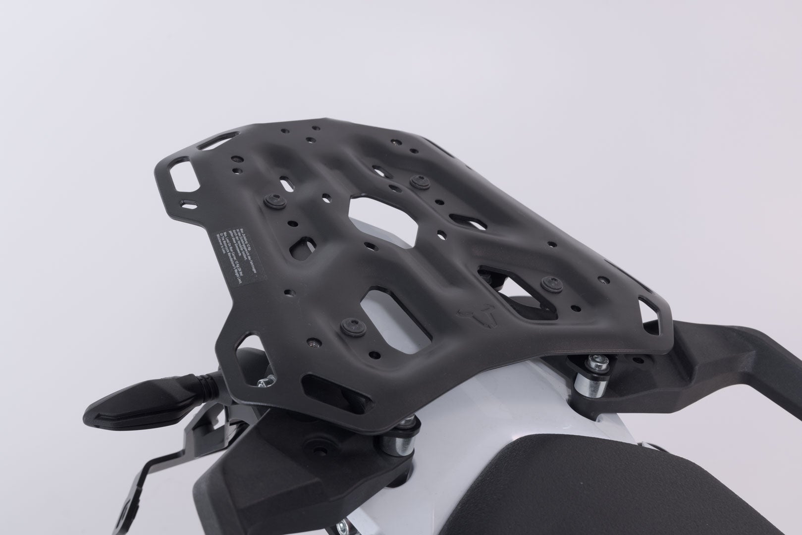 Side view of SW-Motech Adventure set DUSC with top case L - Black. KTM 790 Adv/R, 890 Adv/R, 890 SM T.