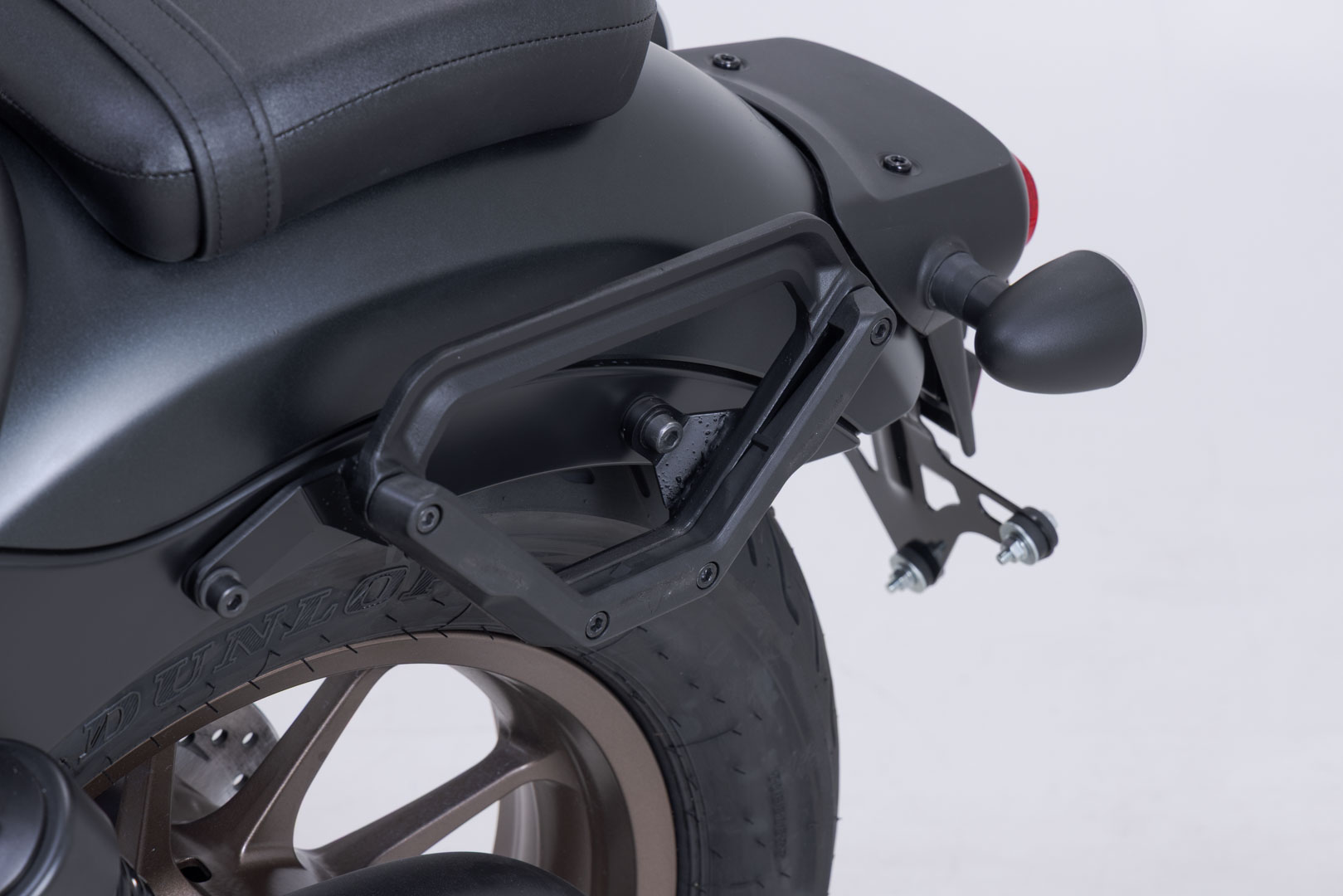 SW-Motech V-LOC Side Carrier left - Honda CMX500 Rebel (16-). Figure 4