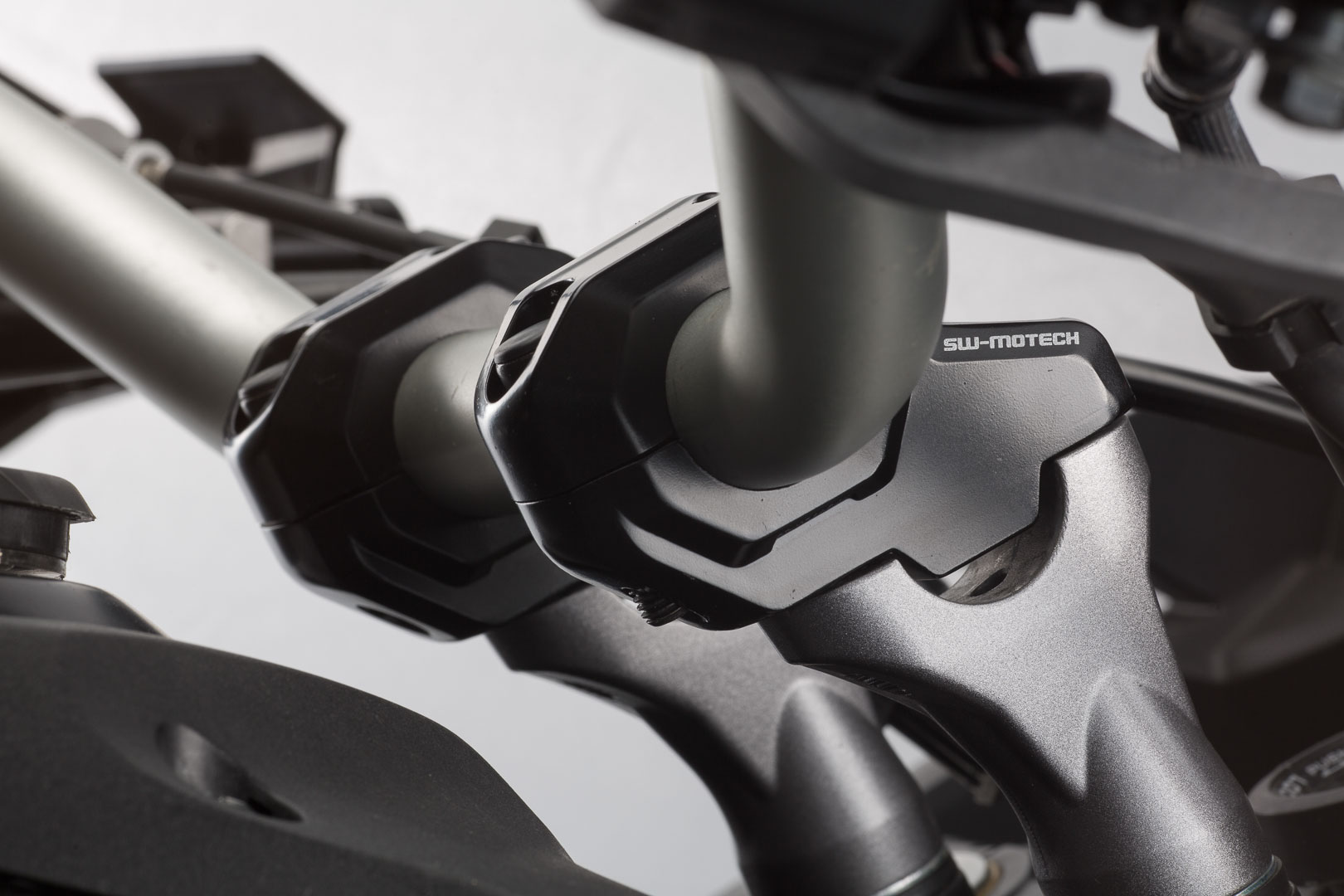 Spate cu bară SW-Motech pentru ghidonul Ø de 22 mm - H=30 mm. Se deplasează cu 21 mm. Negru. Figura 2