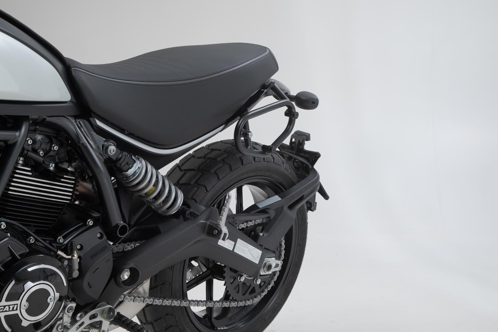 SW-Motech SLC portavion lateral stânga - modele Ducati Scrambler (18-). Figura 3