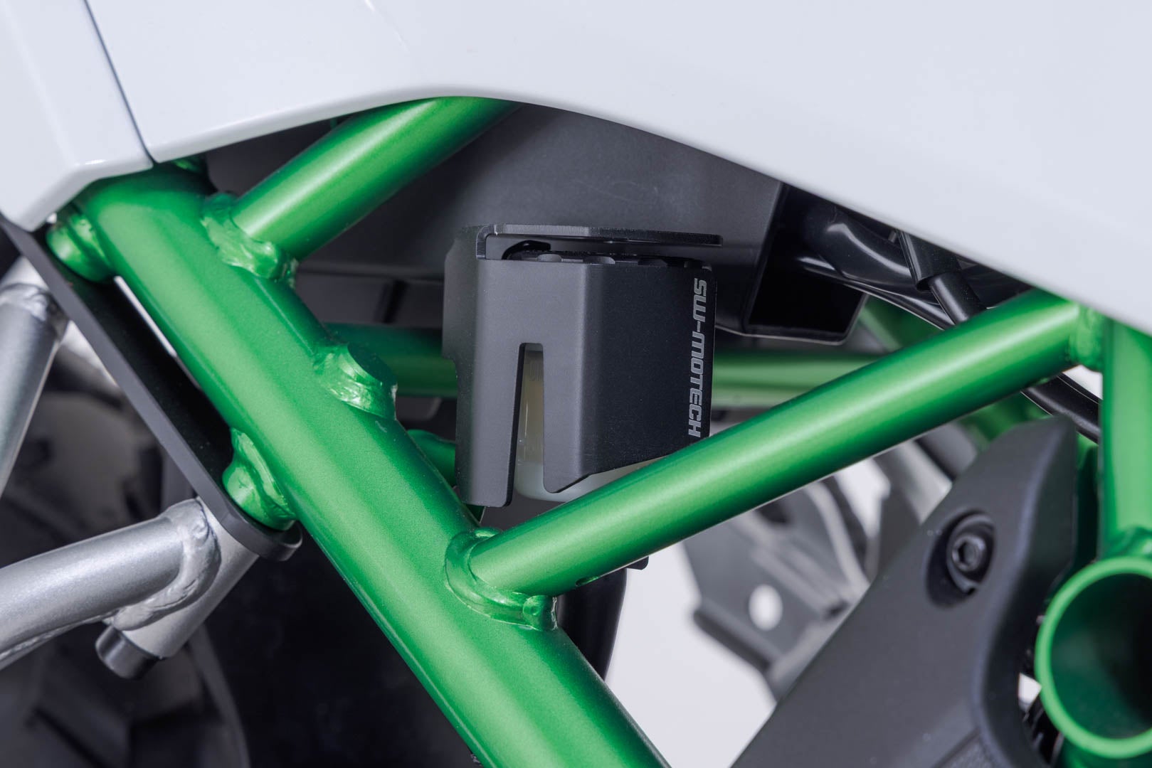 SW-Motech Bremsflüssigkeitsbehälter-Schutz - Schwarz. Kawasaki KLE500 / KLE500 SE (26-). Abbildung 1