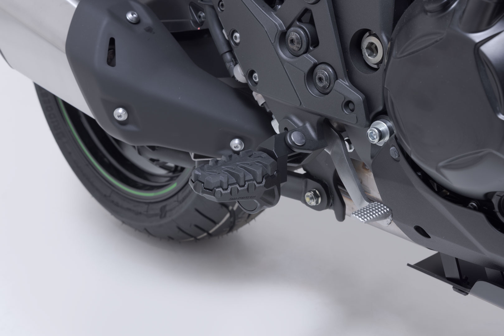 Kit de sprijin pentru picioare SW-Motech EVO - Argintiu/negru. Kawasaki Versys 1100 / SE (24-). Figura 4
