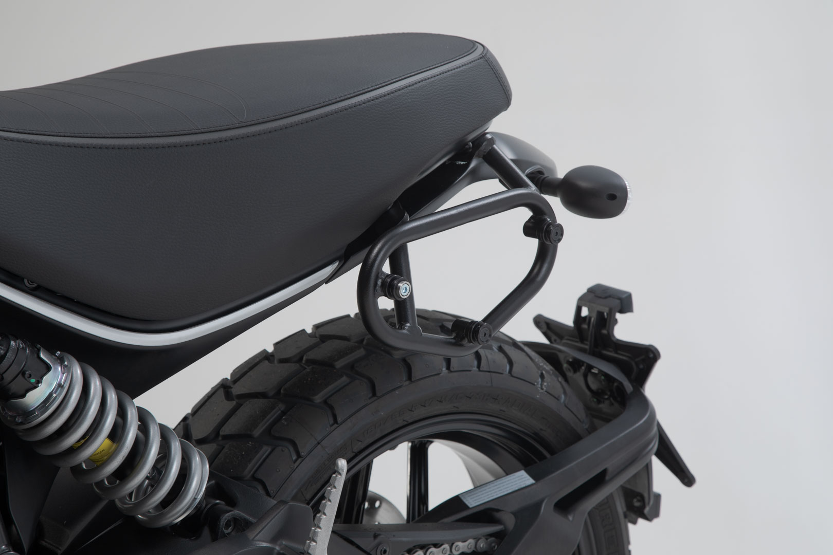 SW-Motech SLC portavion lateral stânga - modele Ducati Scrambler (18-). Figura 4