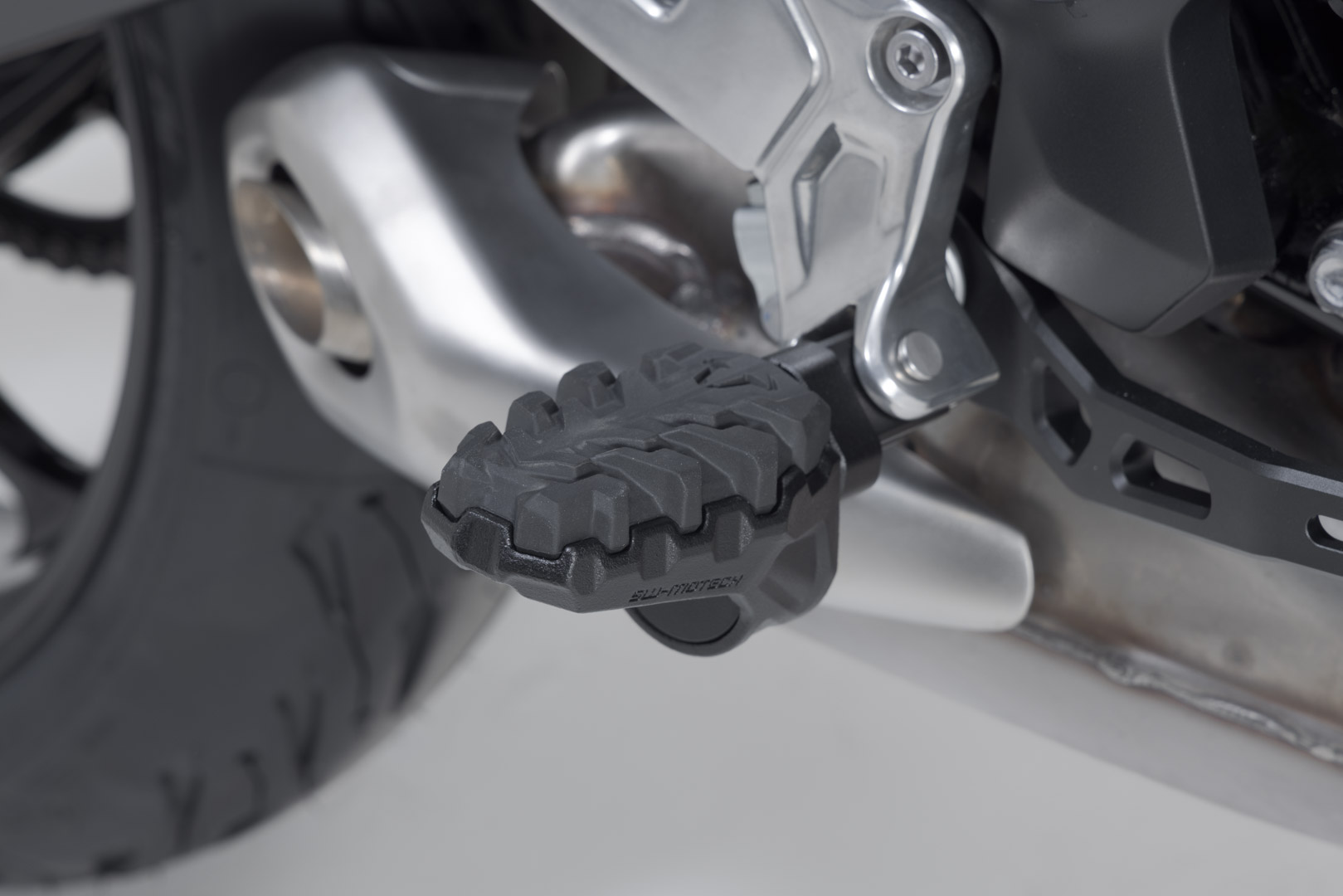SW-Motech Kit de repose-pieds EVO - Svart. Triumph Tiger Sport 660 / 800 (24-). Figur 3